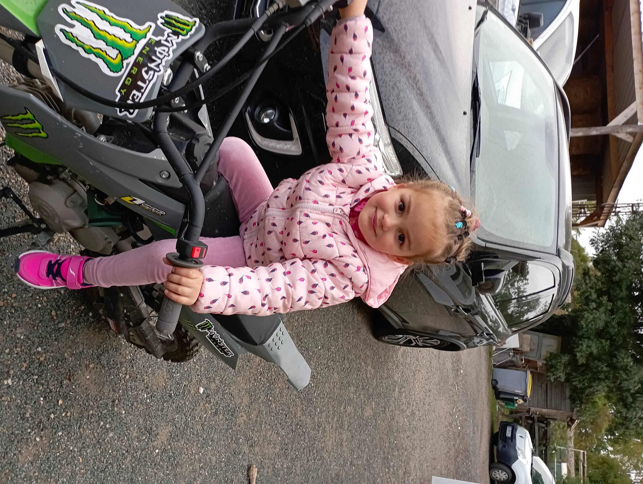 Amélie a rejoint le concours — aidez-le/la à gagner de superbes lots ! auto_part, automotive_exterior, automotive_lighting, automotive_tire, automotive_wheel_system, baby_products, bumper, child, footwear, joy, leisure, motor_vehicle, person, plant, recreation, rim, sneakers, tire, toddler, tree