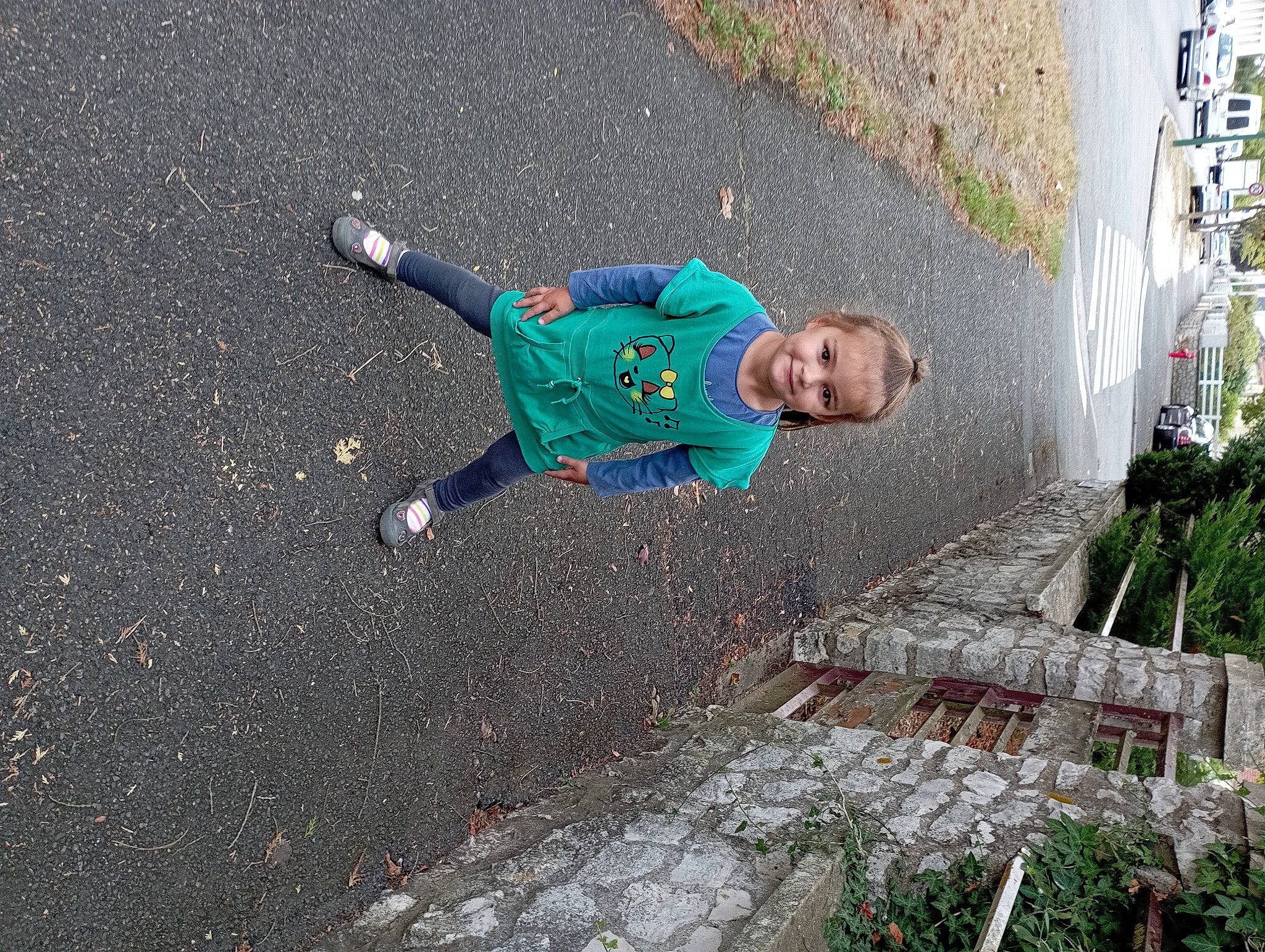 Amélie participe au concours pour gagner de l'argent avec cette photo : asphalt, child, cobblestone, concrete, electric_blue, fun, grass, joy, leisure, pedestrian, person, plant, recreation, road, road_surface, shadow, sidewalk, soil, street, tar