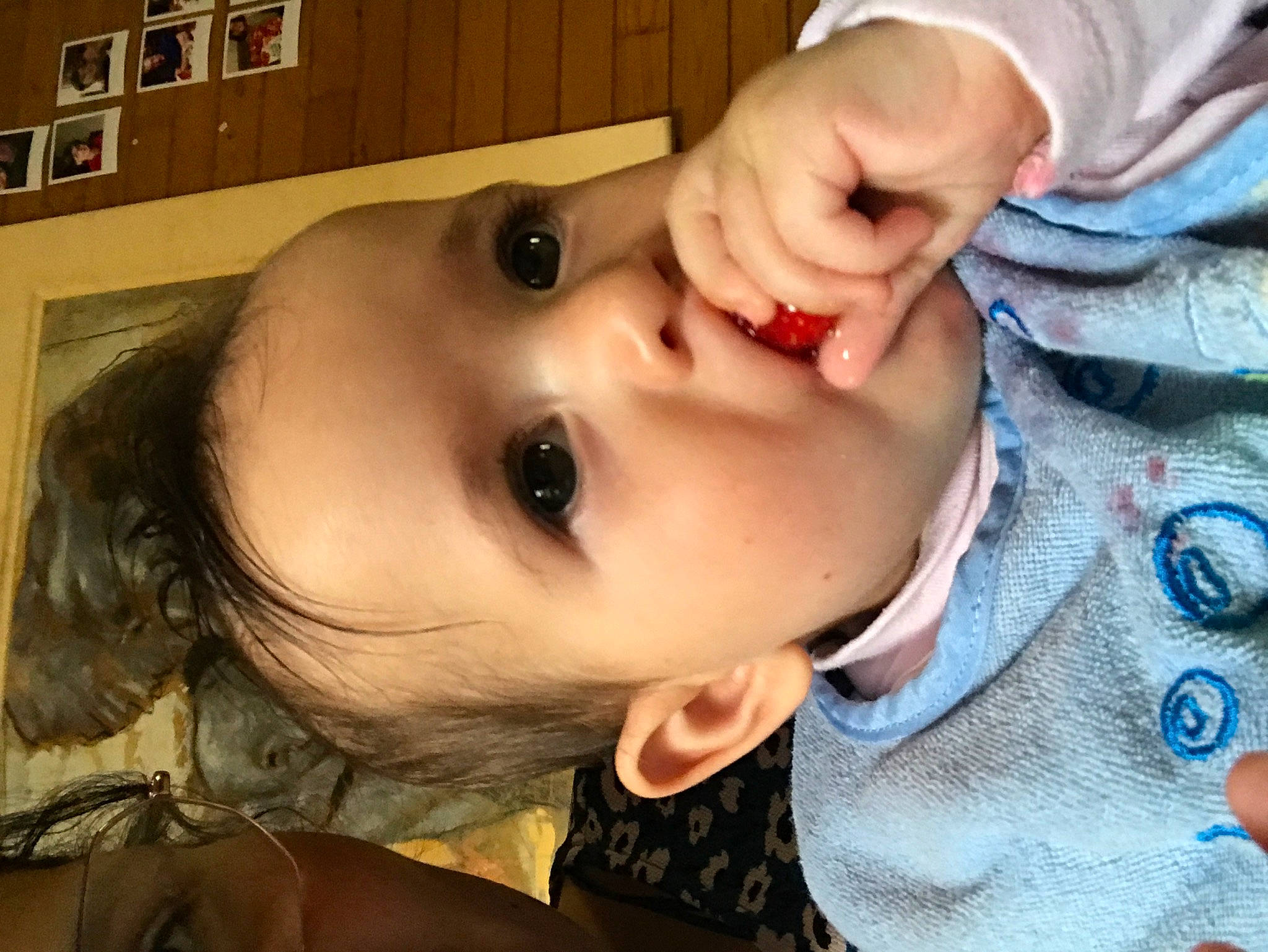 Agathe participe au concours pour gagner de l'argent avec cette photo : baby, baby_toddler_clothing, cheek, chin, clothing, ear, eyebrow, eyelash, finger, forehead, gesture, happy, iris, jaw, lip, mouth, neck, nose, person, skin