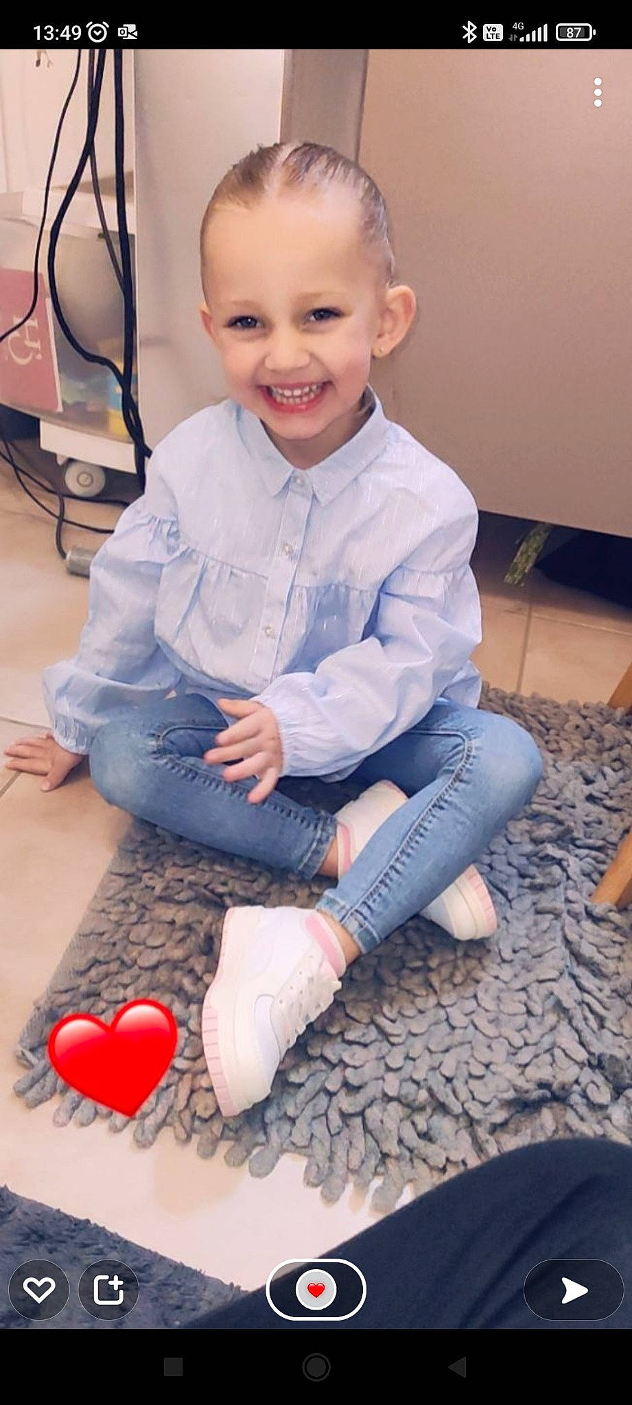 Norra participe au concours pour gagner de l'argent avec cette photo : baby, baby_toddler_clothing, chair, child, electric_blue, floor, flooring, fun, hairstyle, happy, human_leg, joy, knee, organ, people, person, skin, sleeve, smile, sock