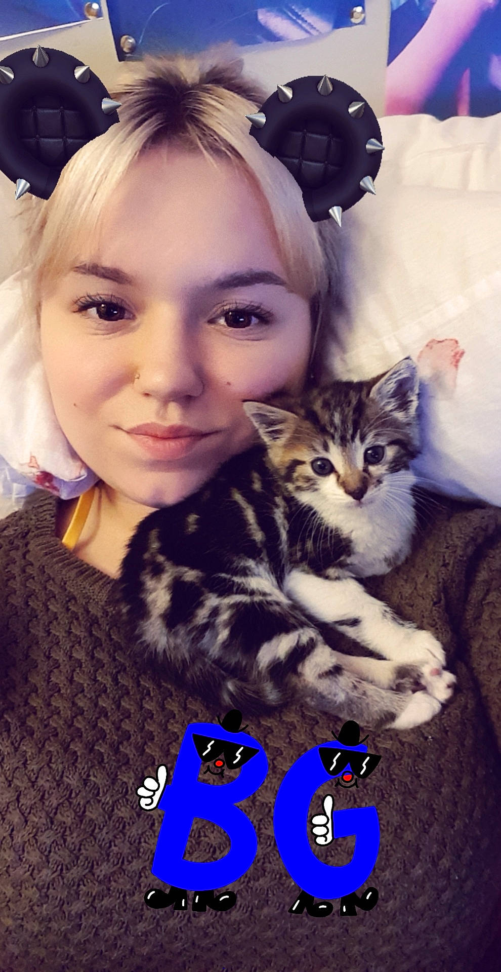 Simba participe au concours pour gagner de l'argent avec cette photo : cat, cheek, cool, ear, eye, eyebrow, face, felidae, forehead, hair, hairstyle, head, iris, nose, person, photo_caption, photography, selfie, small_to_medium_sized_cats, smile