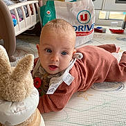 Malo a rejoint le concours — aidez-le/la à gagner de superbes lots ! baby, infant, toy, bunny, wooden_toy, play_mat, crib, nursery, child, indoor, floor, clothing, person, cute, blue_eyes, soft_toy, play, furniture, expression, toddler