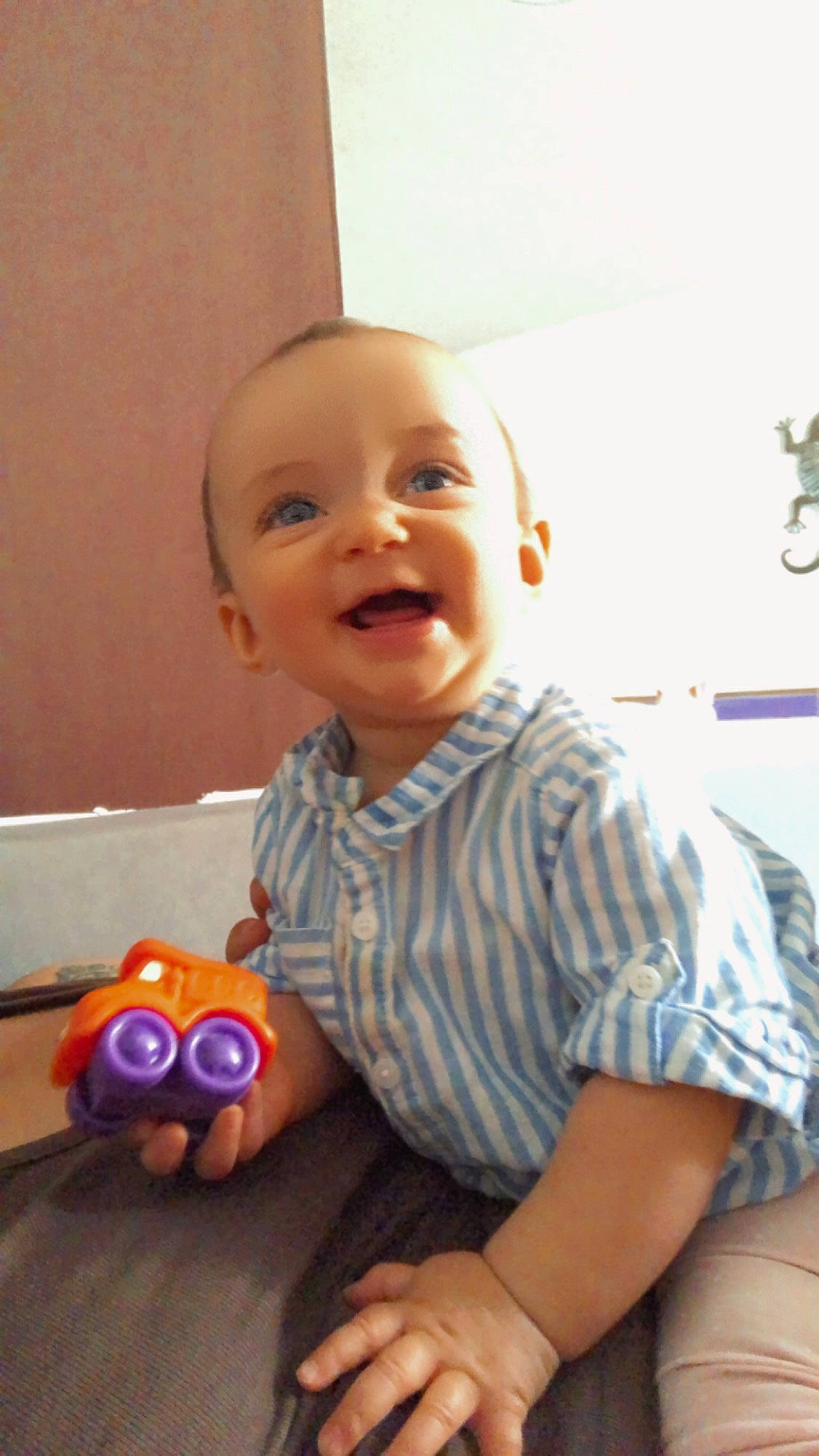 Lya-rose participe au concours pour gagner de l'argent avec cette photo : arm, baby, baby_playing_with_toys, baby_toddler_clothing, cheek, facial_expression, finger, flooring, fun, hand, happy, human_body, joint, mouth, musical_instrument, nose, person, skin, smile, thumb