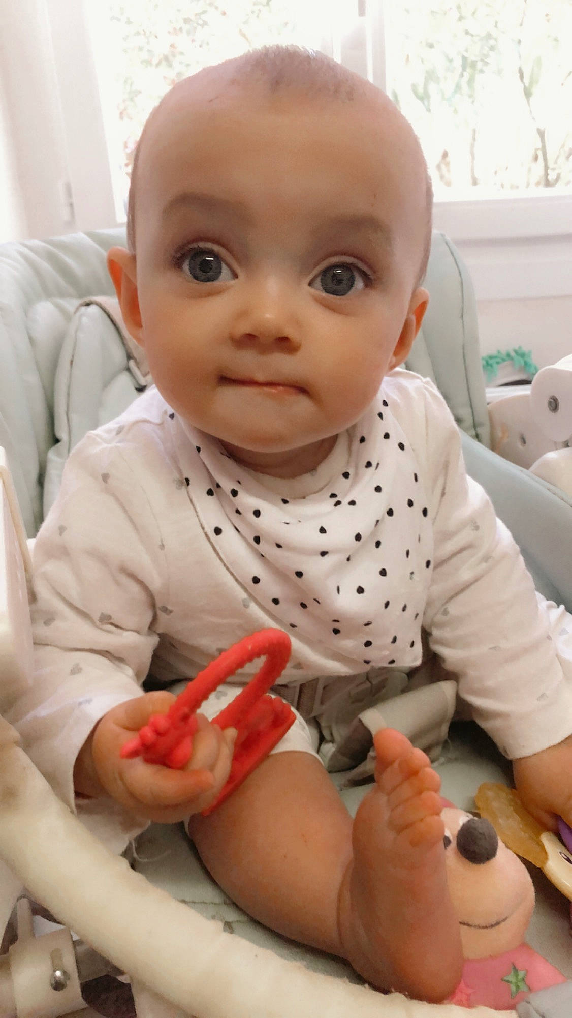 Lya-rose a rejoint le concours — aidez-le/la à gagner de superbes lots ! baby, baby_safety, baby_toddler_clothing, cheek, child, comfort, face, finger, flooring, hand, lip, mouth, nose, person, product, service, sitting, skin, sleeve, thumb