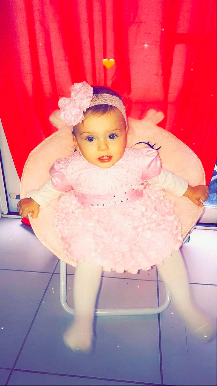 Siham participe au concours pour gagner de l'argent avec cette photo : baby, ballet_dancer, ballet_tutu, child, costume, dress, hair_accessory, peach, person, pink, shoe, skin, smile, toddler