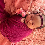 Ivy a rejoint le concours — aidez-le/la à gagner de superbes lots ! newborn, baby, sleeping, swaddle, pink, blanket, flower, headband, infant, soft, peaceful, cute, portrait, child, resting, cozy, wrapped, tender, skin, hand