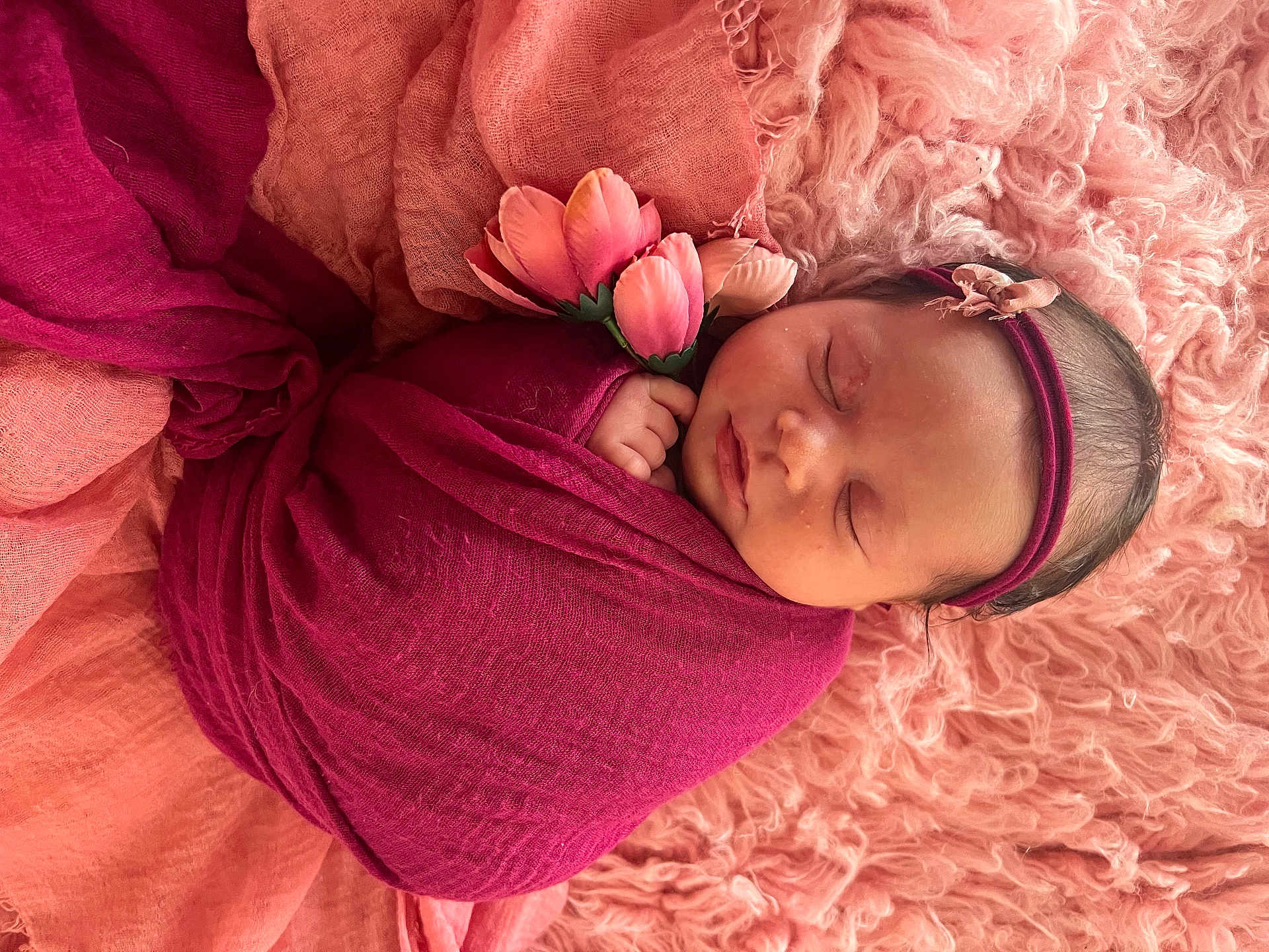 Ivy a rejoint le concours — aidez-le/la à gagner de superbes lots ! newborn, baby, sleeping, swaddle, pink, blanket, flower, headband, infant, soft, peaceful, cute, portrait, child, resting, cozy, wrapped, tender, skin, hand