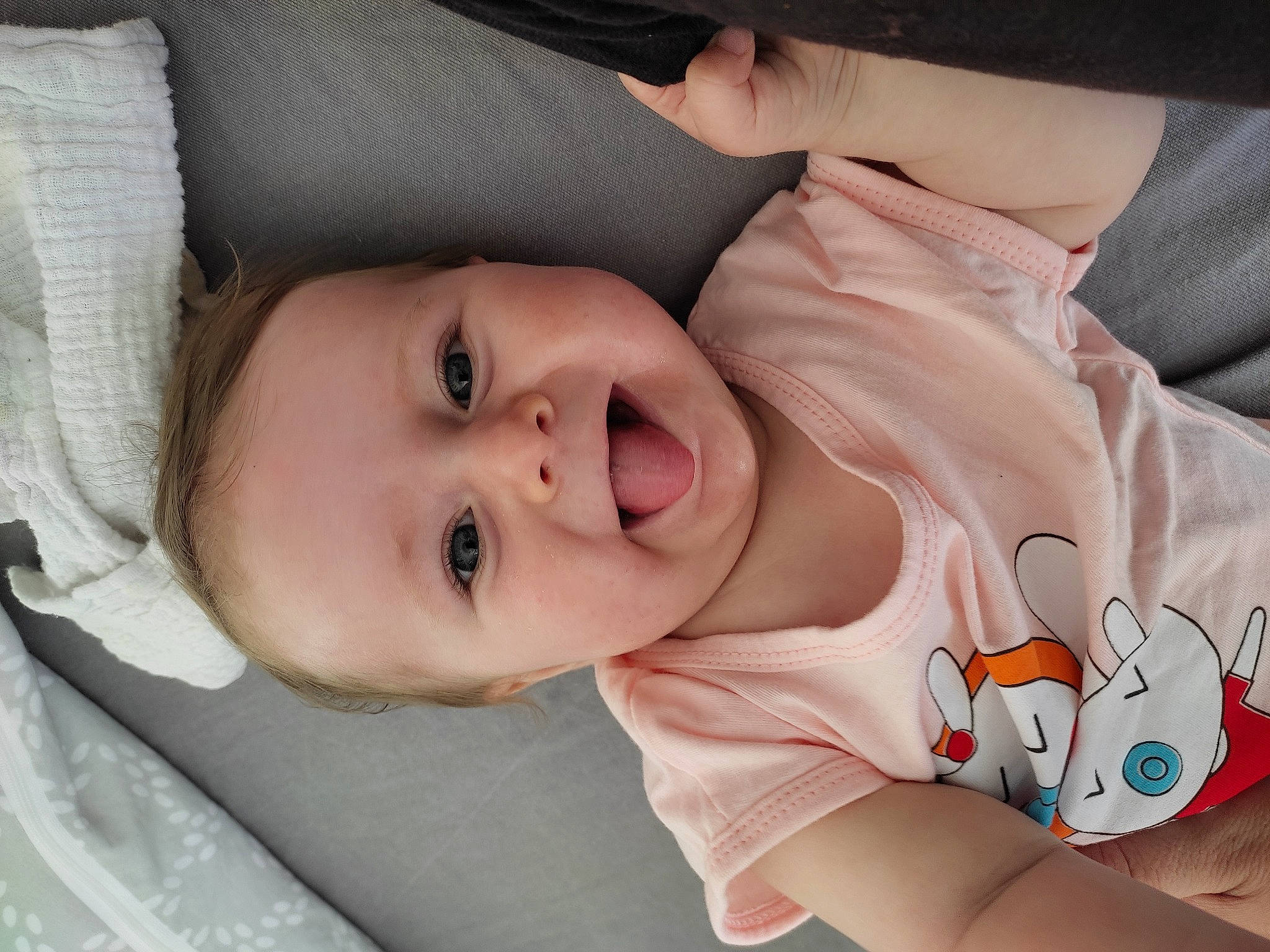 Lyana a rejoint le concours — aidez-le/la à gagner de superbes lots ! baby, baby_toddler_clothing, cheek, chin, eye, eyebrow, eyelash, face, head, lip, mouth, neck, nose, organ, person, product, skin, sleeve, smile, textile