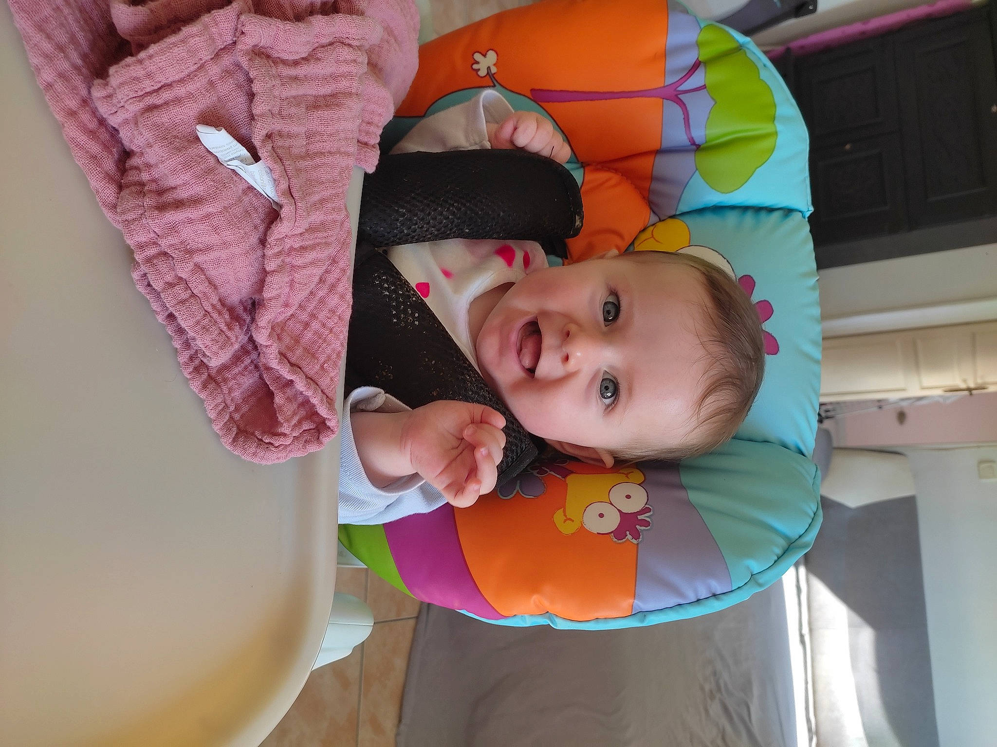 Lyana participe au concours pour gagner de l'argent avec cette photo : baby, baby_products, baby_toddler_clothing, beanie, cheek, child, comfort, facial_expression, fashion_accessory, finger, fun, happy, hat, mouth, pattern, person, pink, room, skin, smile