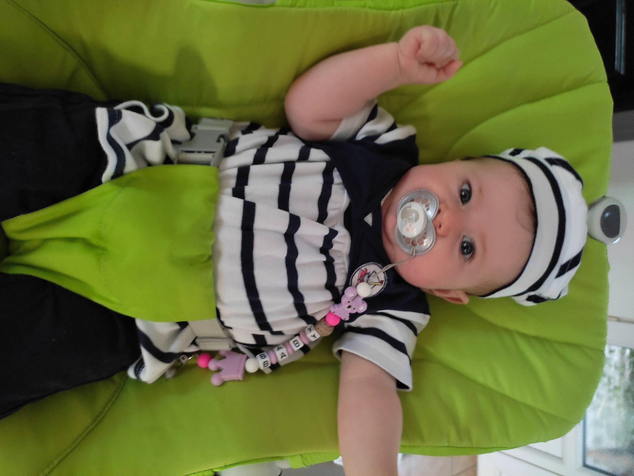 Lyana a rejoint le concours — aidez-le/la à gagner de superbes lots ! baby, baby_products, baby_toddler_clothing, child, comfort, costume, fun, hat, person, personal_protective_equipment, room, sleeve, toddler, yellow