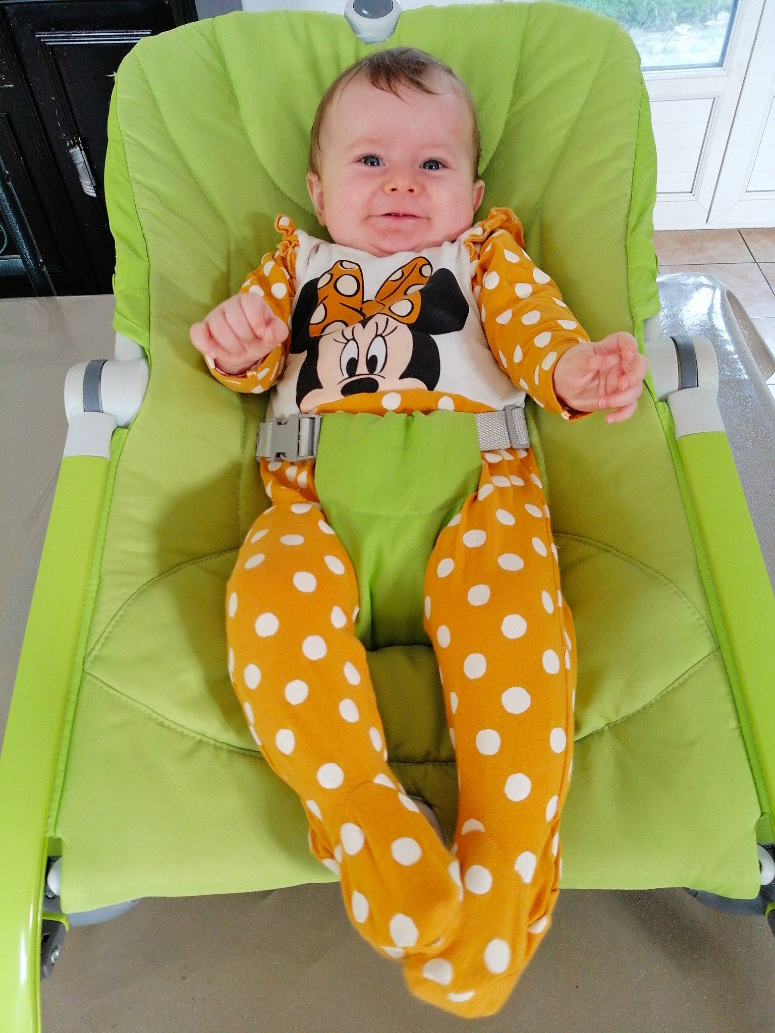 Lyana participe au concours pour gagner de l'argent avec cette photo : baby, baby_products, baby_toddler_clothing, barefoot, chair, child, comfort, costume, face, fun, green, lap, leisure, pattern, person, play, polka_dot, sitting, smile, thigh