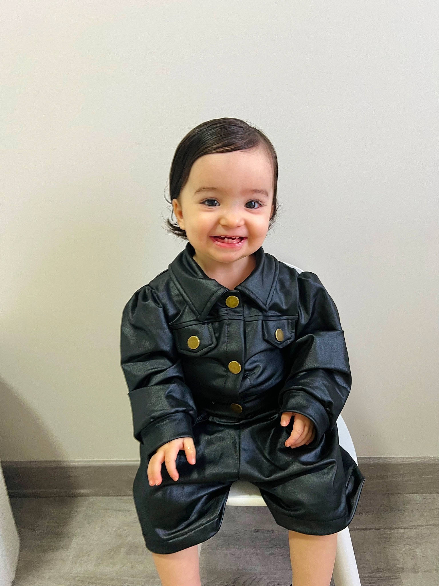 Azra participe au concours pour gagner de l'argent avec cette photo : baby, baby_toddler_clothing, button, cheek, collar, denim, dress_shirt, electric_blue, face, happy, head, joy, pattern, person, personal_protective_equipment, shorts, sitting, sleeve, smile, t_shirt