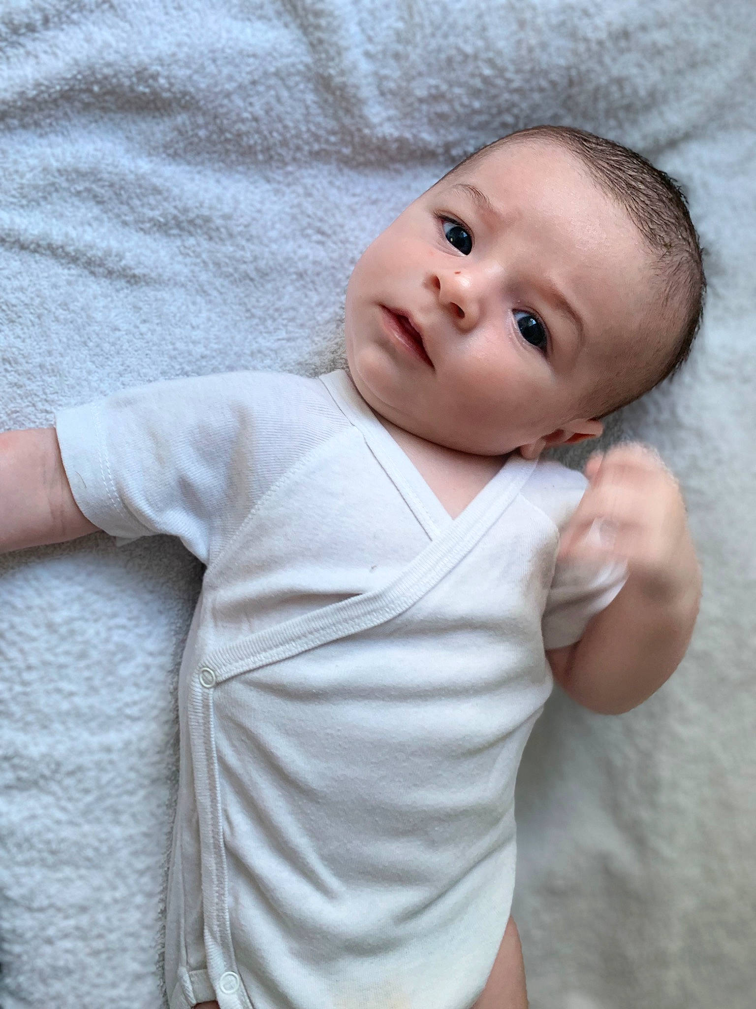 Diego a rejoint le concours — aidez-le/la à gagner de superbes lots ! arm, baby, baby_toddler_clothing, cheek, collar, comfort, eye, face, grey, hand, head, human_body, iris, lip, neck, nose, person, skin, sleeve, textile