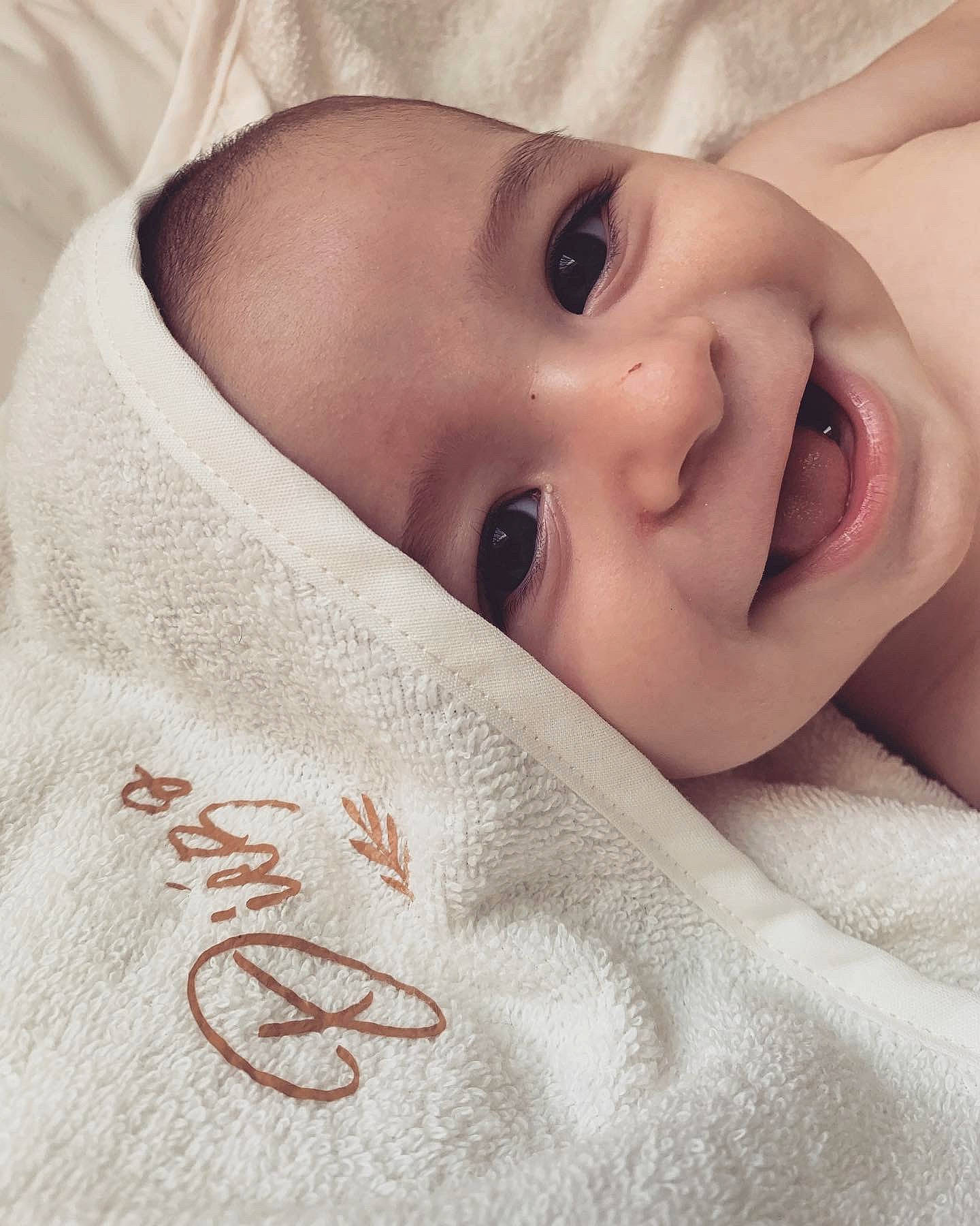 Diego participe au concours pour gagner de l'argent avec cette photo : baby, comfort, eye, eyebrow, eyelash, face, facial_expression, gesture, happy, head, human, joy, lip, neck, nose, organ, person, product, skin, sleeve