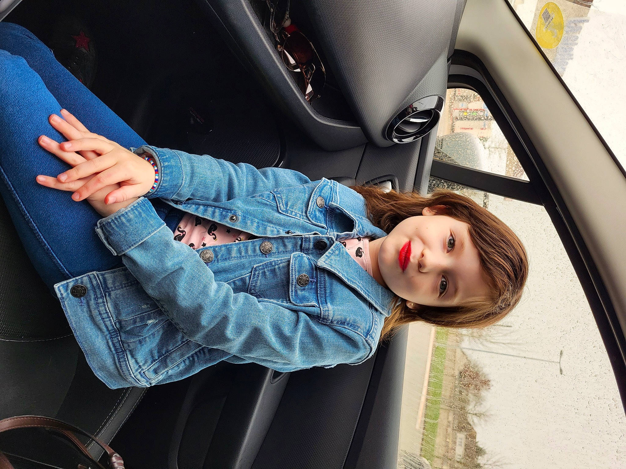 Lilou participe au concours pour gagner de l'argent avec cette photo : auto_part, automotive_design, automotive_exterior, automotive_lighting, automotive_tire, automotive_wheel_system, automotive_window_part, car, denim, electric_blue, family_car, flash_photography, joy, motor_vehicle, person, personal_luxury_car, smile, steering_wheel, vehicle, vehicle_door