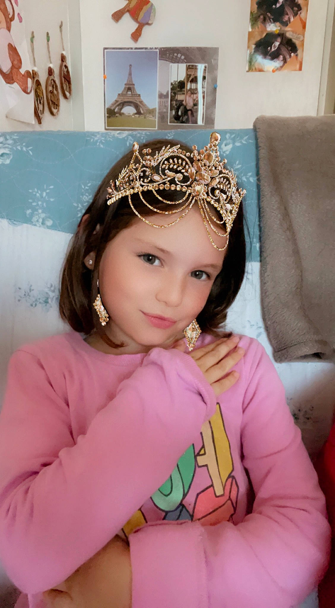Lilou a rejoint le concours — aidez-le/la à gagner de superbes lots ! bridal_accessory, child, crown, ear, eyebrow, eyelash, fashion_accessory, fashion_design, fun, hair_accessory, happy, headband, headpiece, jewellery, joy, long_hair, magenta, neck, person, pink