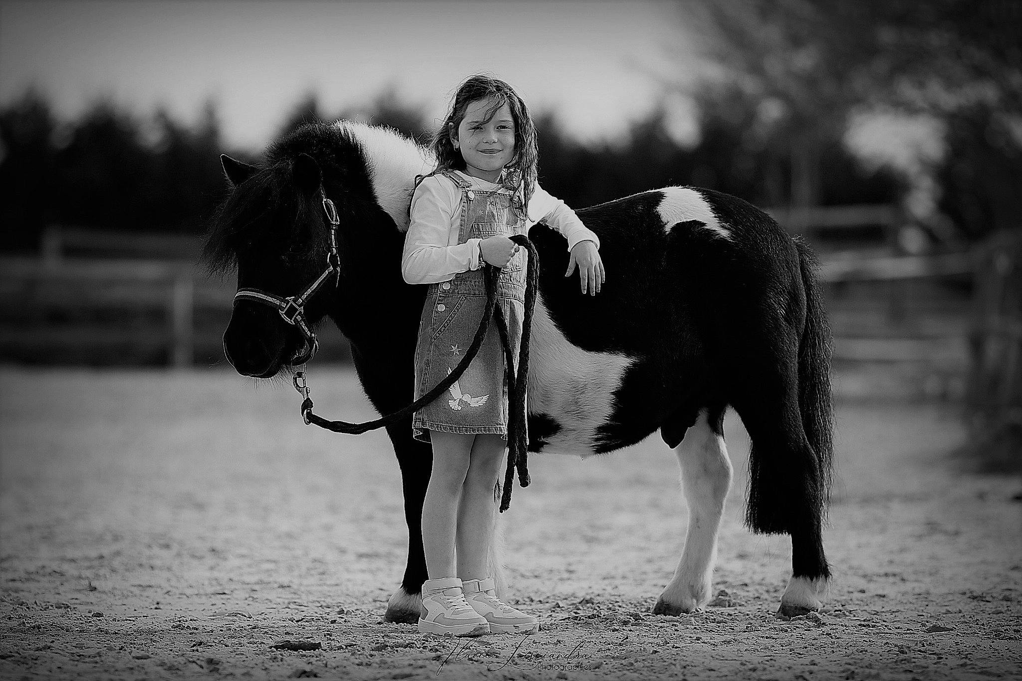 Lilou participe au concours pour gagner de l'argent avec cette photo : bridle, equestrianism, flash_photography, grass, happy, head, horse, horse_supplies, horse_tack, joy, landscape, mane, pack_animal, people_in_nature, person, plant, recreation, rein, saddle, style