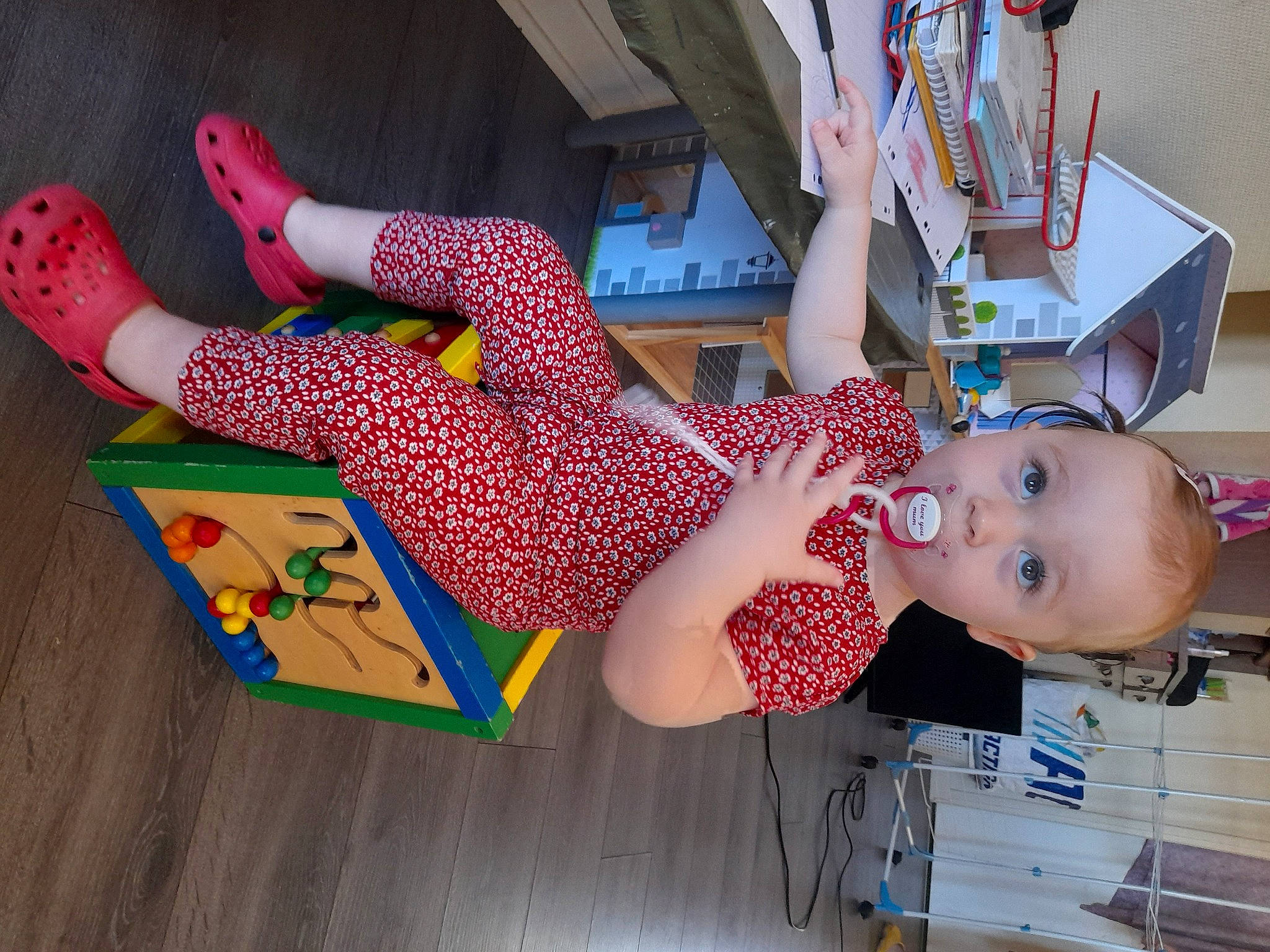 Lyana participe au concours pour gagner de l'argent avec cette photo : dress, fashion, fun, happy, human_body, human_leg, joint, leg, leisure, nail, pattern, person, pink, product, sandal, smile, summer, textile, thigh, toddler