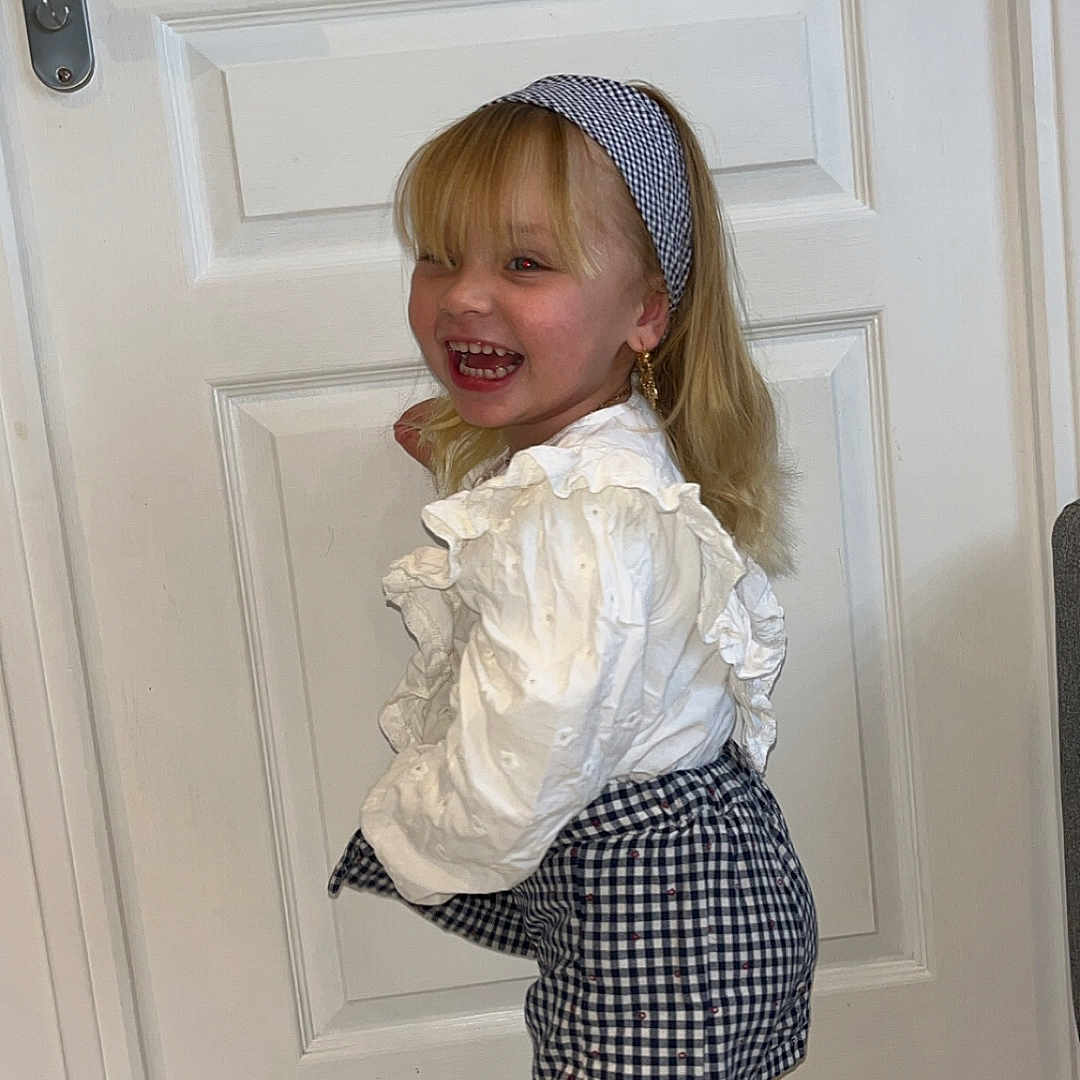 Maivy a rejoint le concours — aidez-le/la à gagner de superbes lots ! accessory, blonde_hair, checkered_skirt, child, cute, door, fashion, footwear, girl, happy, headband, indoor, playful, portrait, smiling, standing, tights, tile_floor, white_blouse, young