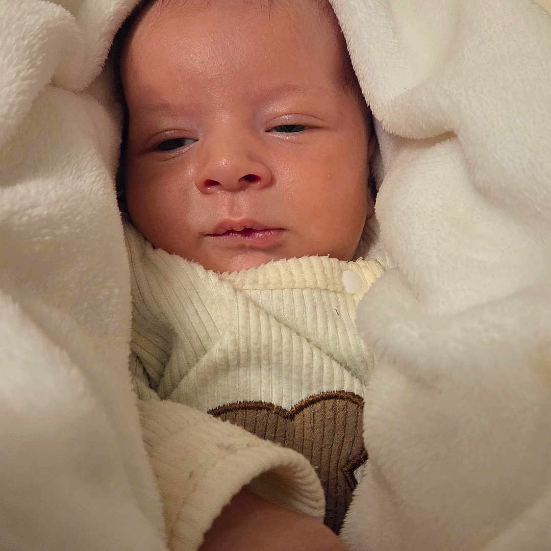 Mehdi a rejoint le concours — aidez-le/la à gagner de superbes lots ! baby, blanket, child, clothing, cozy, cute, expression, face, fingers, hand, indoor, infant, newborn, portrait, resting, skin, sleepy, soft, warm, wrapped