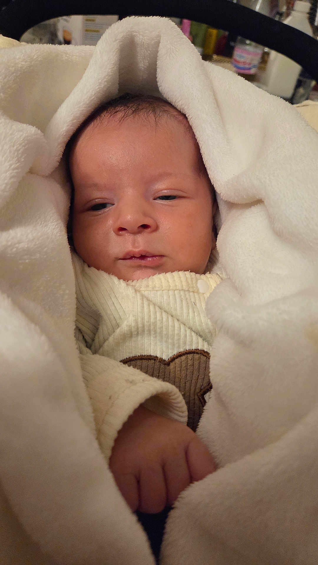 Mehdi a rejoint le concours — aidez-le/la à gagner de superbes lots ! baby, blanket, infant, face, hand, clothing, sleepy, cute, wrapped, warm, soft, portrait, newborn, cozy, indoor, child, skin, expression, fingers, resting