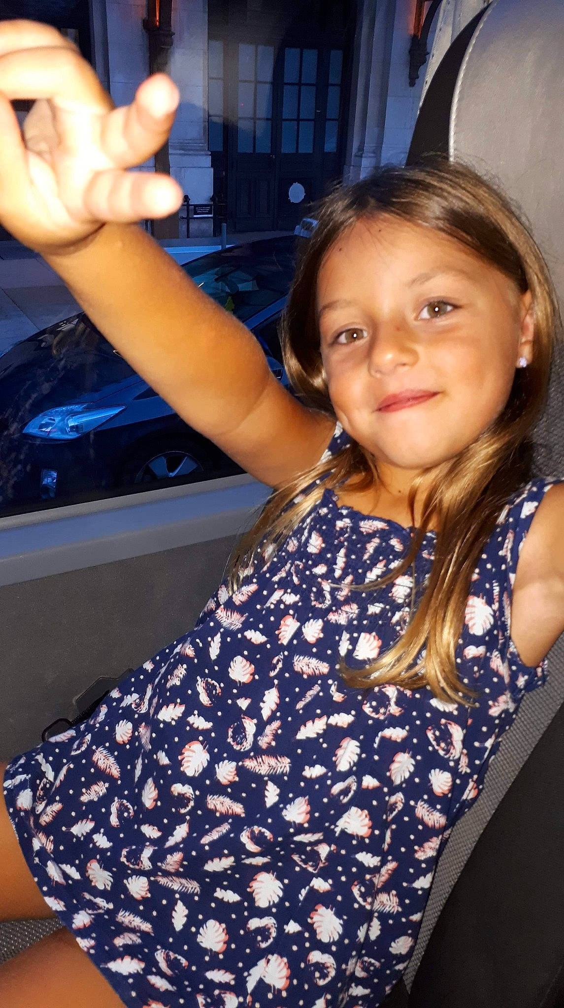 Louane participe au concours pour gagner de l'argent avec cette photo : black_hair, cool, electric_blue, fashion_design, finger, fun, gesture, hand, happy, joint, joy, leisure, long_hair, neck, person, shoulder, skin, sleeve, smile, standing