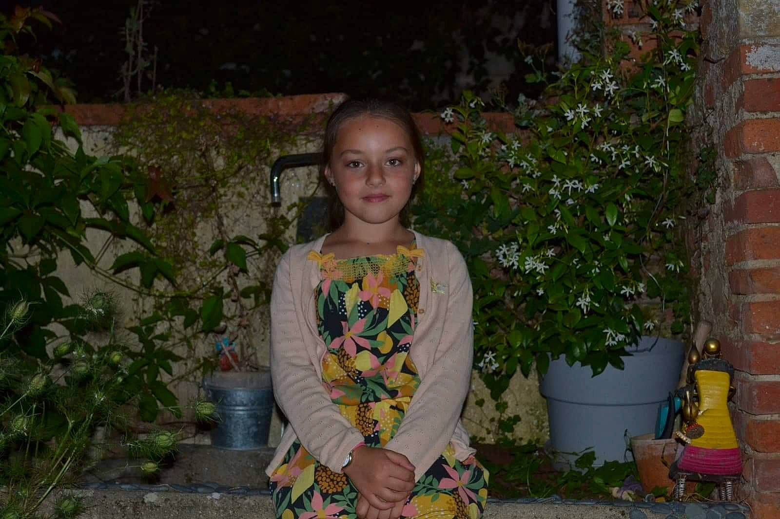 Louane a rejoint le concours — aidez-le/la à gagner de superbes lots ! adaptation, day_dress, event, fashion_design, fawn, flowerpot, formal_wear, fun, grass, hairstyle, happy, houseplant, jewellery, joy, leaf, necklace, person, plant, shrub, sitting