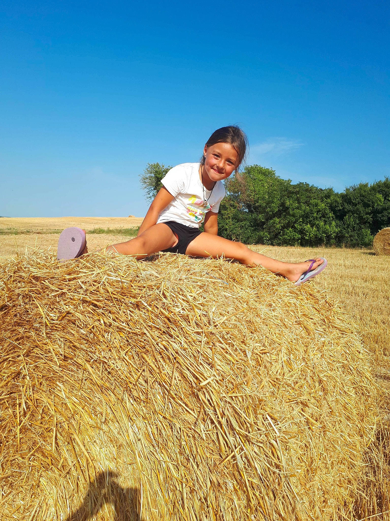 Louane participe au concours pour gagner de l'argent avec cette photo : agriculture, cash_crop, event, field, grass, grass_family, grassland, happy, hay, joy, landscape, leisure, people_in_nature, person, plant, plantation, prairie, sky, soil, t_shirt