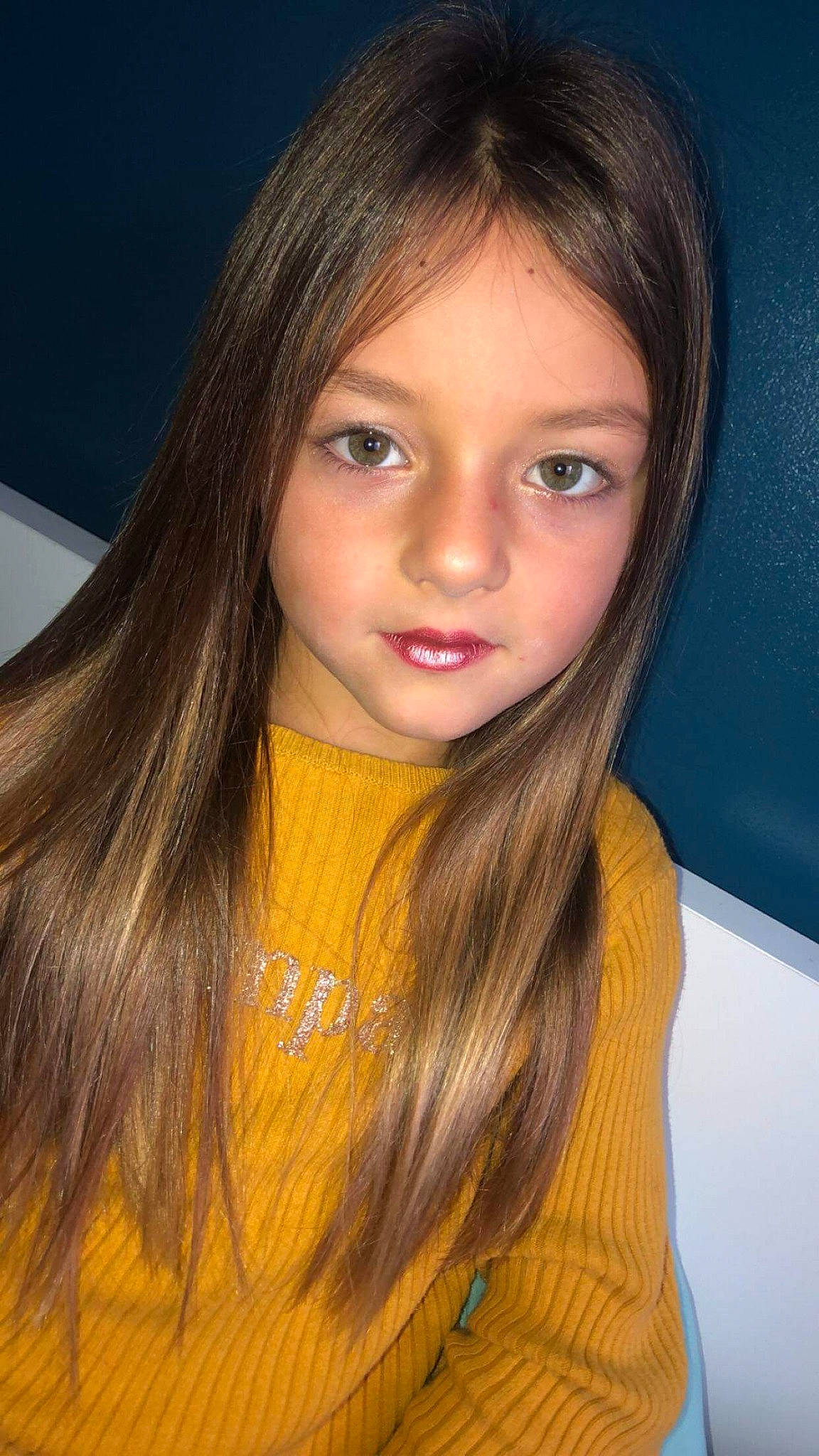 Louane participe au concours pour gagner de l'argent avec cette photo : bangs, black_hair, cheek, eye, eyebrow, eyelash, flash_photography, forehead, hair, iris, jaw, layered_hair, lip, long_hair, makeover, material_property, nose, person, shoulder, skin