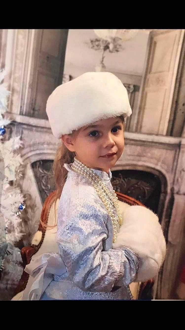 Vaiana a rejoint le concours — aidez-le/la à gagner de superbes lots ! cap, child, embellishment, eye, fashion_accessory, fashion_design, flash_photography, fur, fur_clothing, hair_accessory, happy, headpiece, headwear, person, portrait, portrait_photography, stock_photography, street_fashion, toddler, tradition