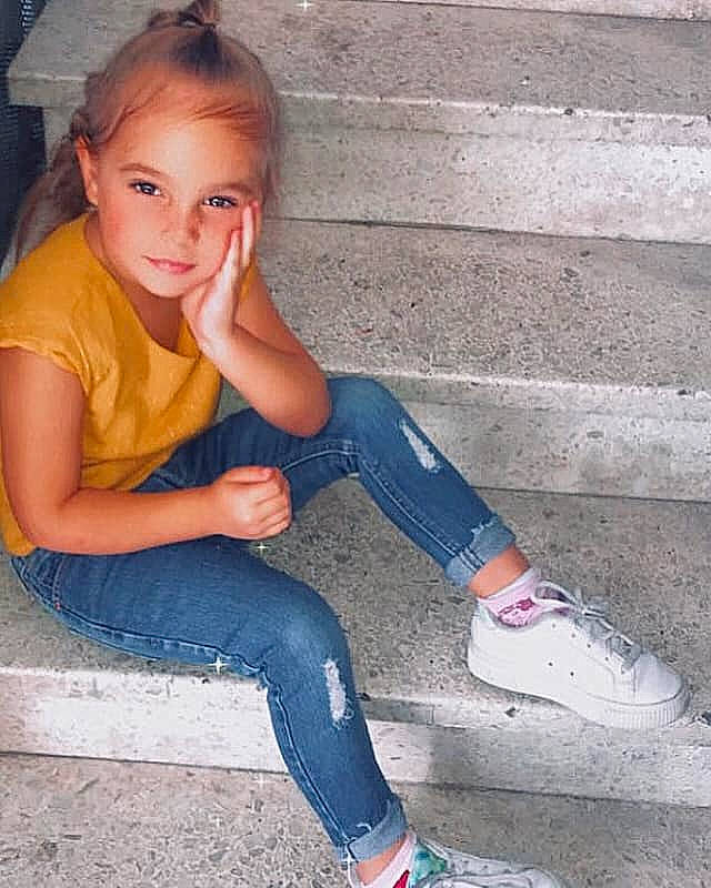 Vaiana a rejoint le concours — aidez-le/la à gagner de superbes lots ! calf, cool, denim, electric_blue, face, flash_photography, footwear, happy, human_leg, joint, knee, leg, person, pink, shoe, sleeve, smile, sportswear, street_fashion, thigh