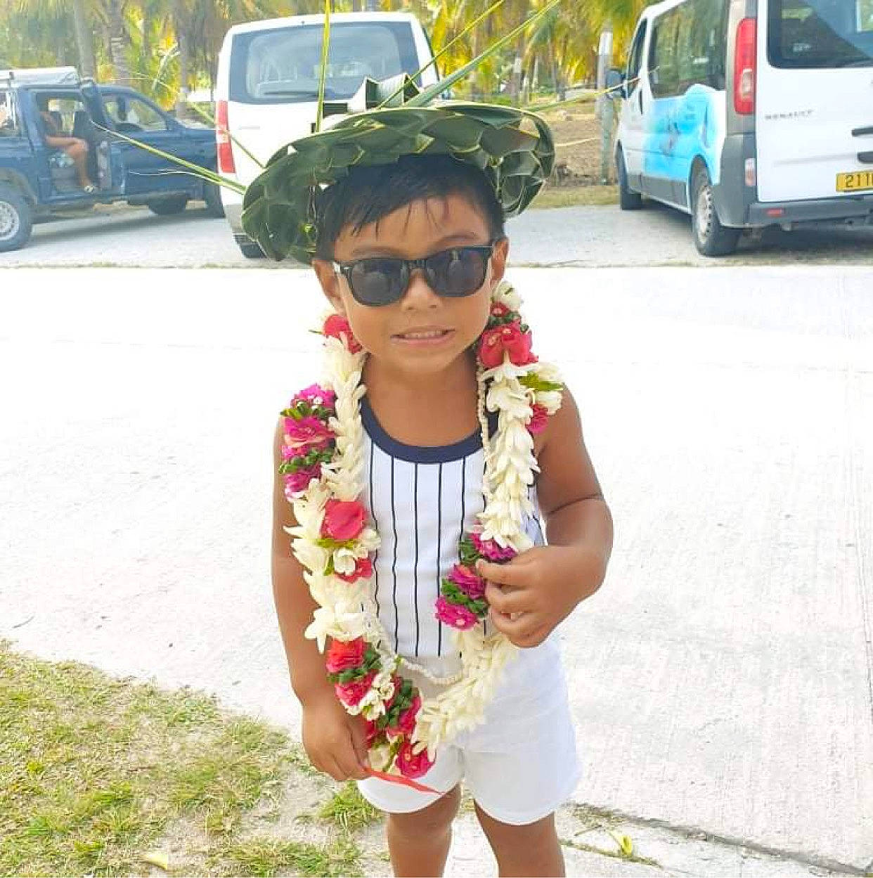 Moananui a rejoint le concours — aidez-le/la à gagner de superbes lots ! car, child, cool, eyewear, fashion, fashion_accessory, glasses, headgear, headwear, person, photography, plant, smile, snapshot, street_fashion, summer, sun_hat, sunglasses, vacation, vehicle