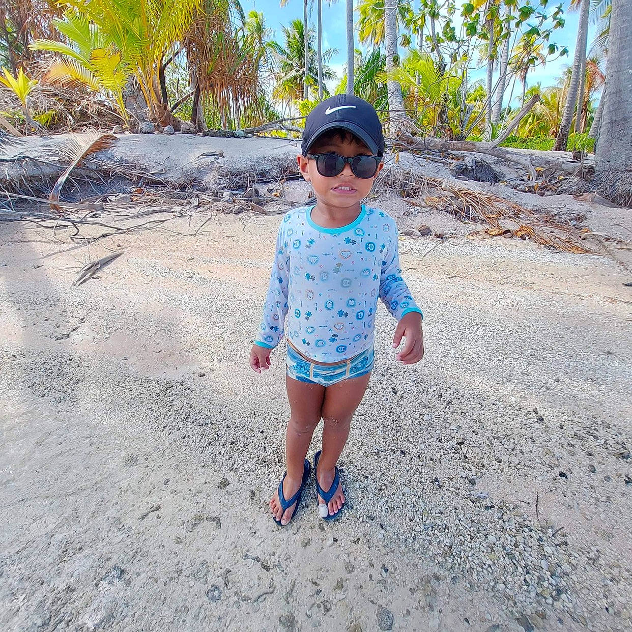 Moananui a rejoint le concours — aidez-le/la à gagner de superbes lots ! child, denim, electric_blue, fashion_accessory, footwear, headgear, headwear, leisure, outerwear, people, person, photography, plant, play, recreation, sand, shoe, shorts, summer, toddler