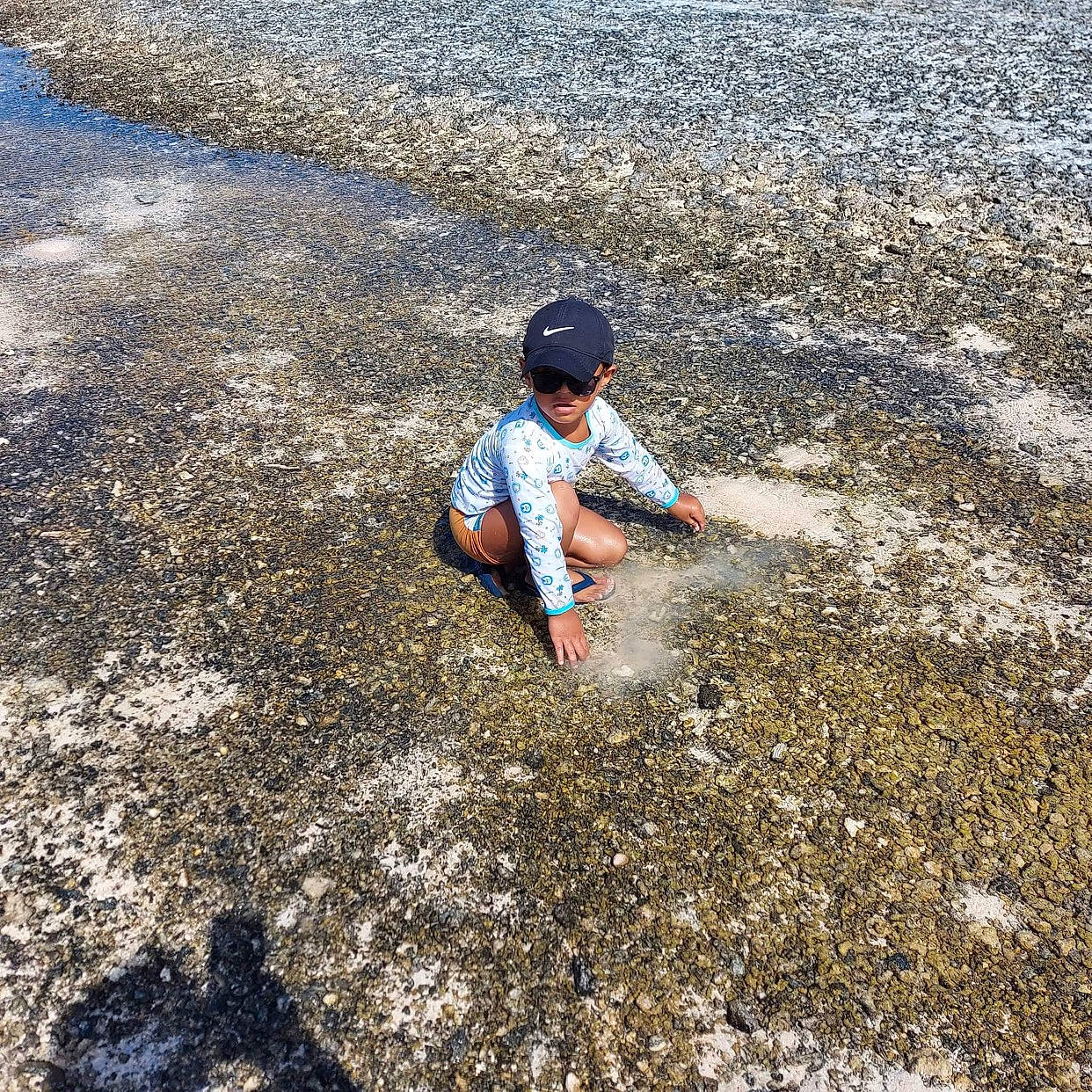 Moananui participe au concours pour gagner de l'argent avec cette photo : child, headwear, person, play, sand, soil, vacation, water