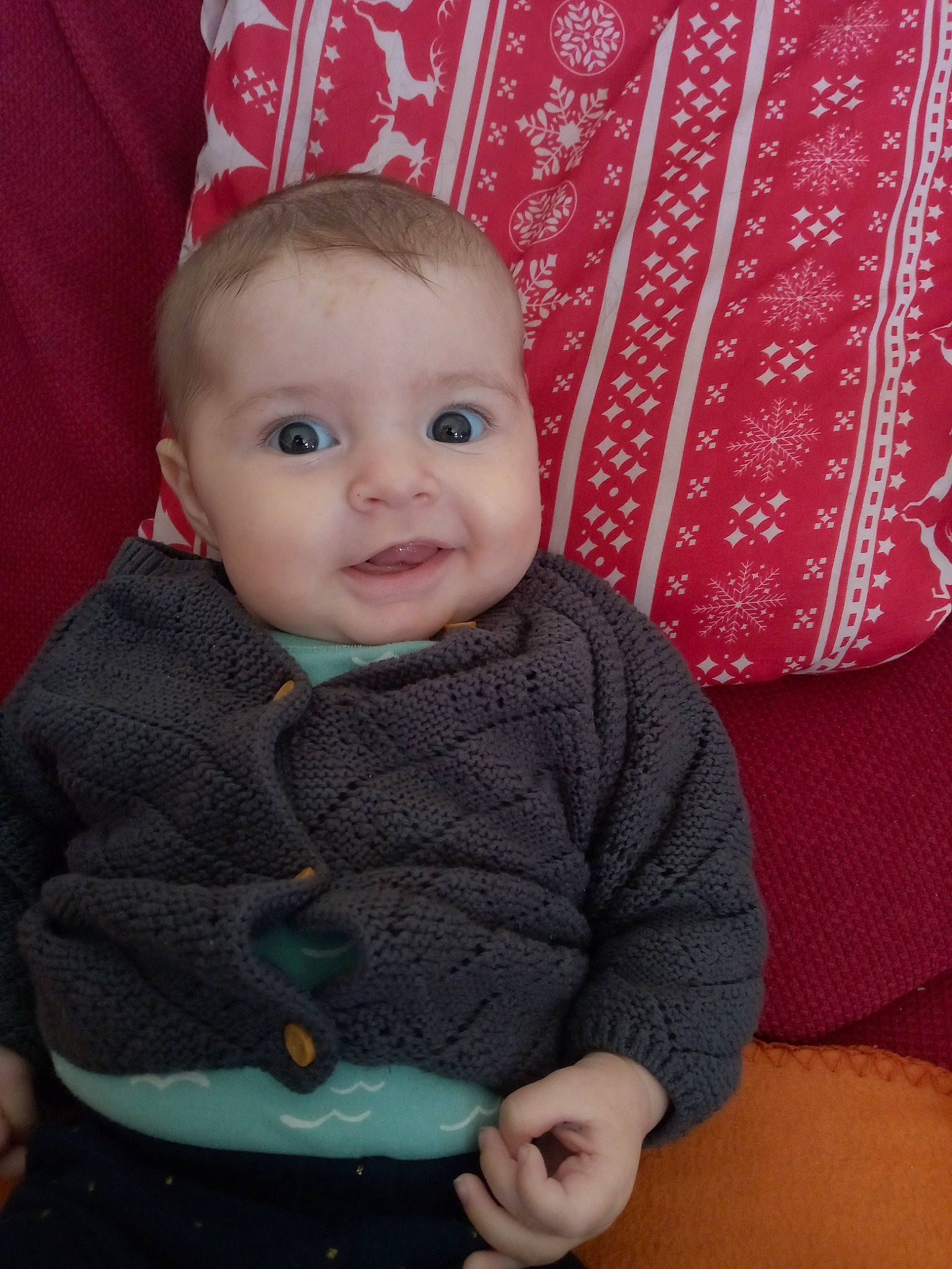 Lauréna a rejoint le concours — aidez-le/la à gagner de superbes lots ! baby, baby_products, baby_toddler_clothing, cheek, child, chin, comfort, eye, face, head, human_body, iris, lip, outerwear, pattern, person, skin, sleeve, smile, textile