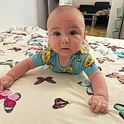 Matia participe au concours pour gagner de l'argent avec cette photo : baby, bed, bedspread, blue_clothing, butterfly_pattern, child, crawling, curious, expression, eyes, face, floor, furniture, hands, indoor, infant, person, portrait, skin, spongebob