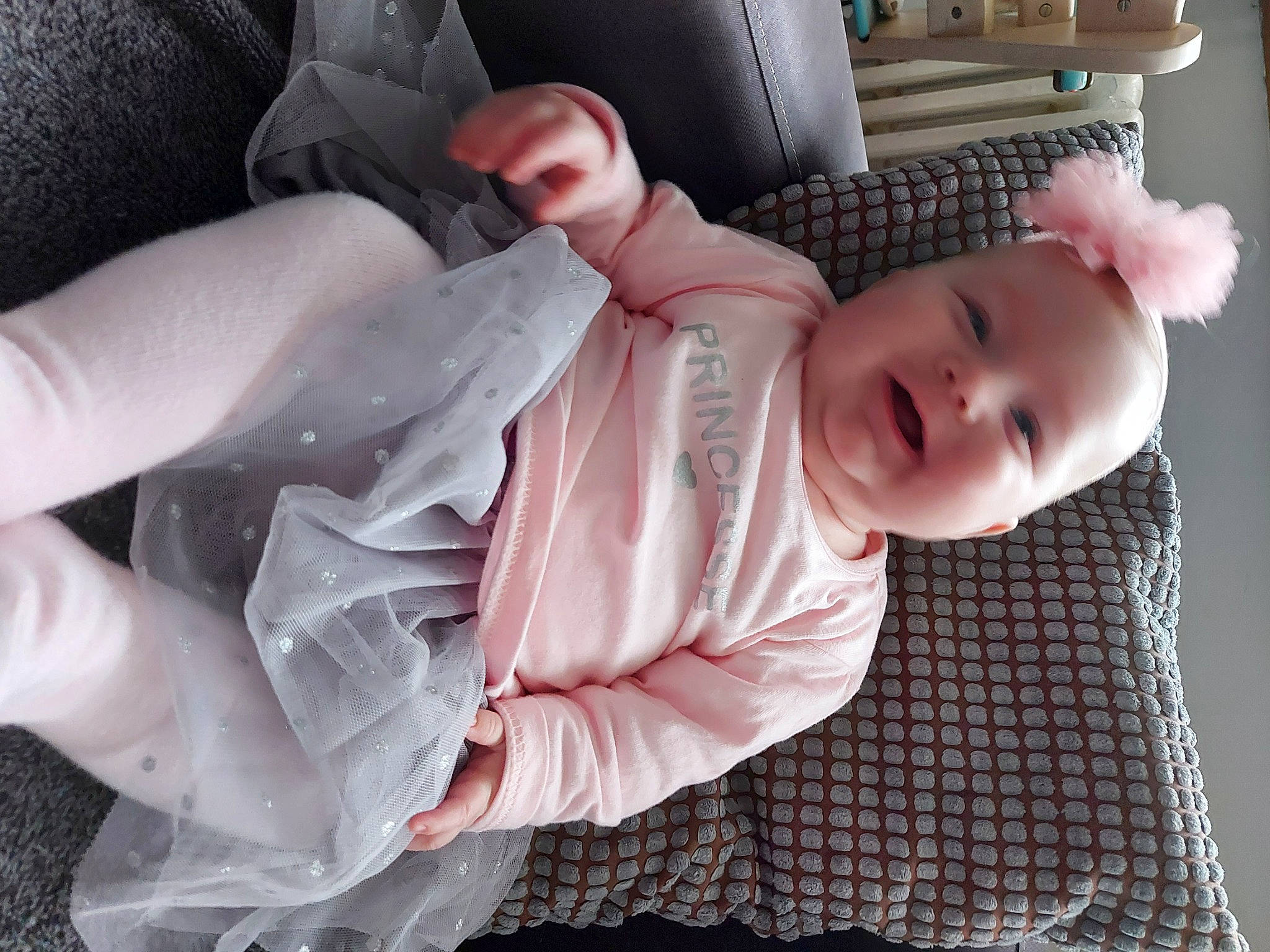 Mahelia a rejoint le concours — aidez-le/la à gagner de superbes lots ! baby, baby_toddler_clothing, cheek, child, comfort, dress, eyelash, finger, gesture, hand, headgear, human_body, lip, mouth, nose, person, pink, skin, sleeve, toddler