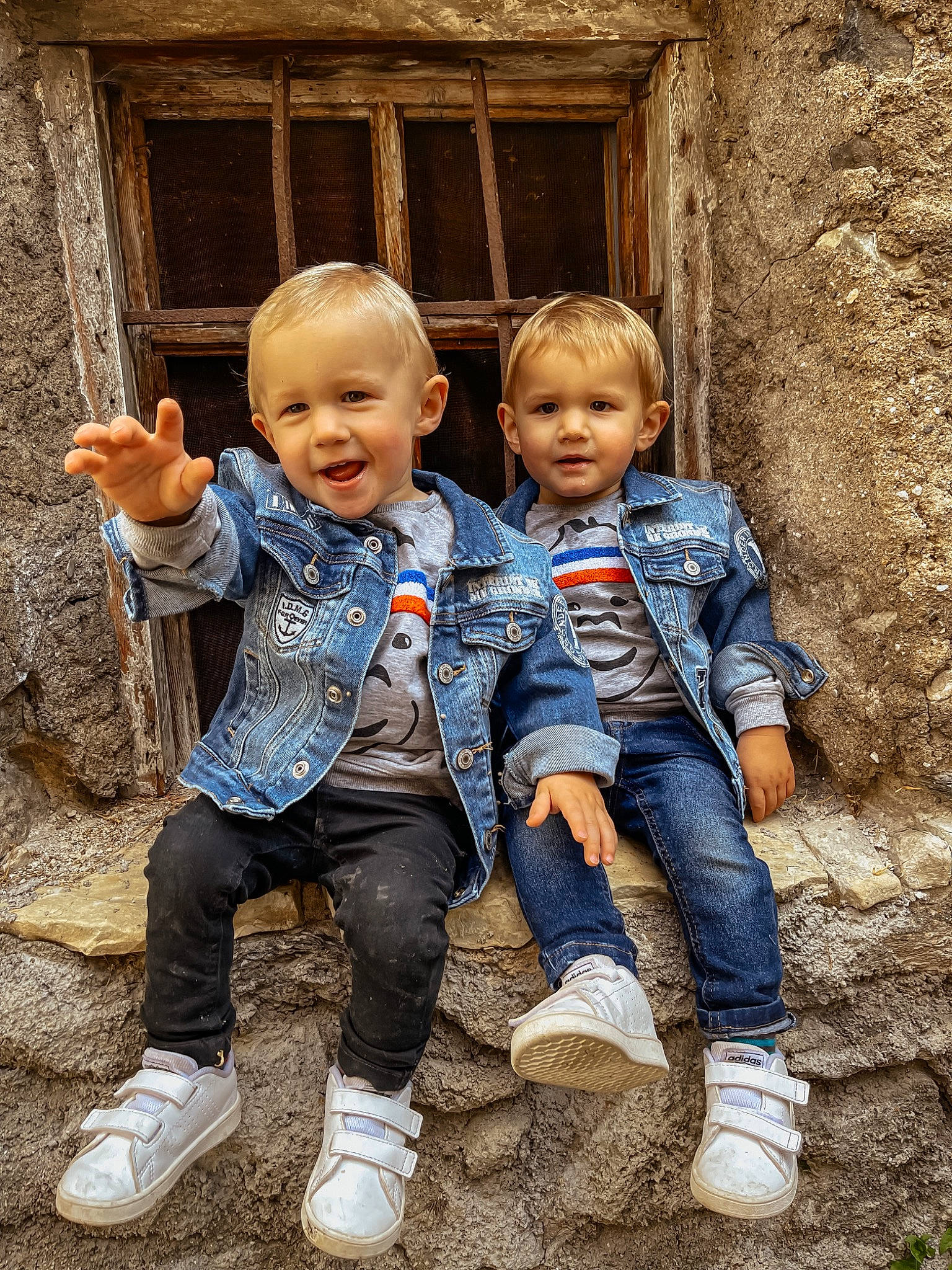 Evann Et Malhone a rejoint le concours — aidez-le/la à gagner de superbes lots ! child, denim, eye, facial_expression, fun, grass, hairstyle, happy, head, jeans, leg, leisure, outerwear, people_in_nature, person, shoe, smile, sneakers, standing, toddler