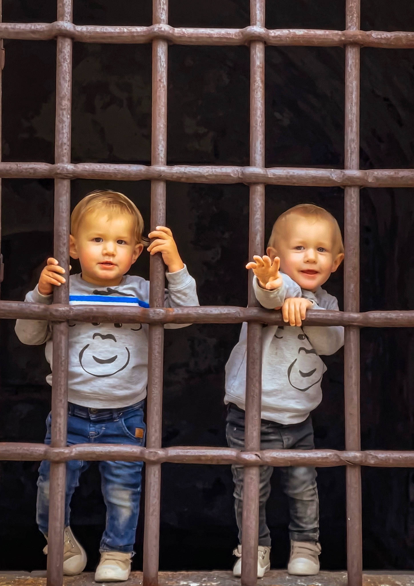 Evann Et Malhone participe au concours pour gagner de l'argent avec cette photo : child, chin, conversation, fence, fun, happy, joy, leisure, metal, person, shorts, sitting, skin, t_shirt, temple, toddler, tourism, vacation, wood