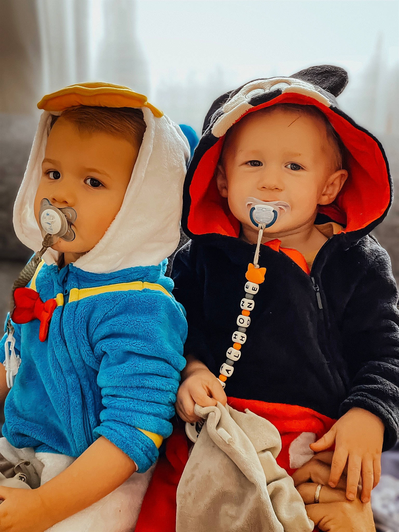 Evann Et Malhone participe au concours pour gagner de l'argent avec cette photo : baby, baby_toddler_clothing, child, chin, doll, dress, face, finger, gesture, hand, happy, headgear, headwear, orange, organ, outerwear, people, person, skin, sleeve