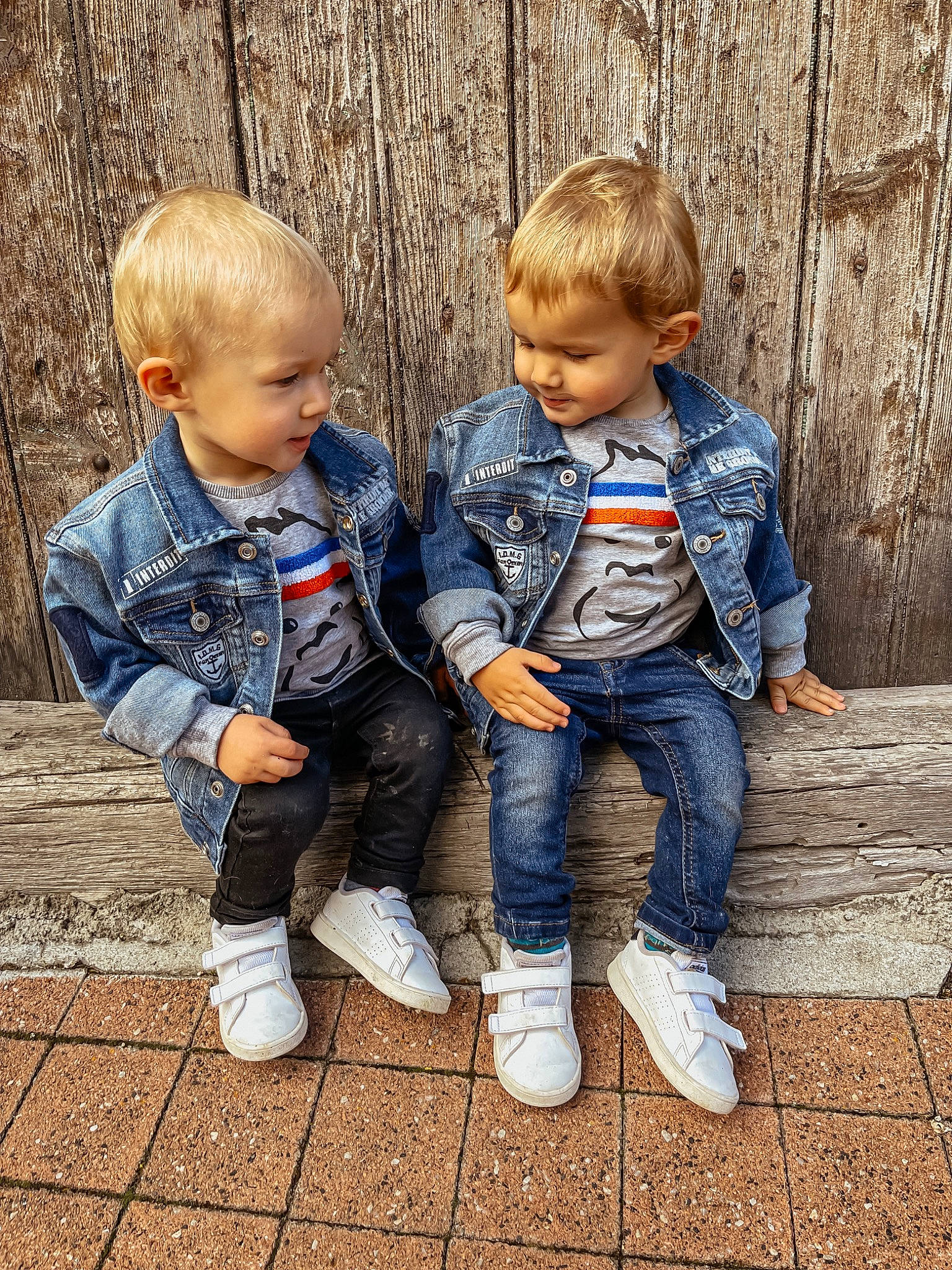 Evann Et Malhone participe au concours pour gagner de l'argent avec cette photo : baby_toddler_clothing, child, denim, eye, fun, grass, happy, jeans, leg, leisure, mammal, outerwear, people_in_nature, person, shoe, skin, sneakers, standing, toddler, vertebrate