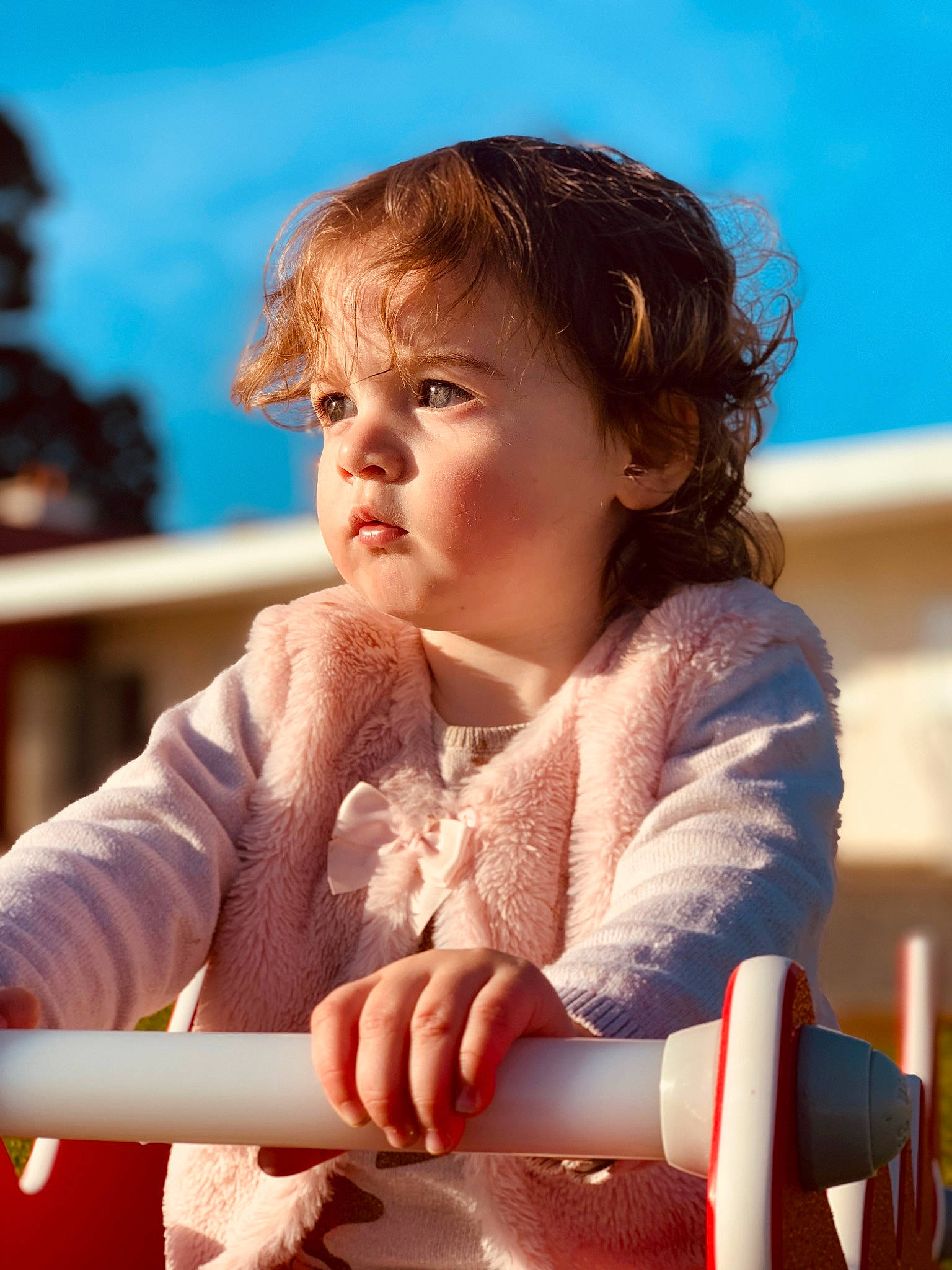 éléna a rejoint le concours — aidez-le/la à gagner de superbes lots ! beauty, chair, child, fun, happy, human_body, leisure, nail, nose, people, person, play, portrait_photography, recreation, sitting, skin, summer, thigh, thumb, toddler