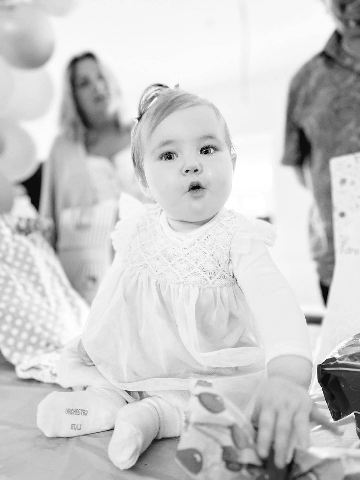Hélèna a rejoint le concours — aidez-le/la à gagner de superbes lots ! baby, beauty, black_and_white, child, event, facial_expression, flash_photography, fun, gesture, happy, jewellery, monochrome, monochrome_photography, people, person, photograph, sitting, snapshot, style, toddler