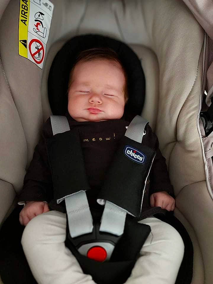 Hélèna a rejoint le concours — aidez-le/la à gagner de superbes lots ! auto_part, automotive_design, baby, baby_carriage, baby_in_car_seat, baby_products, baby_safety, beauty, black, car_seat, car_seat_cover, child, comfort, head_restraint, person, product, seat_belt, service, sitting, sports_gear