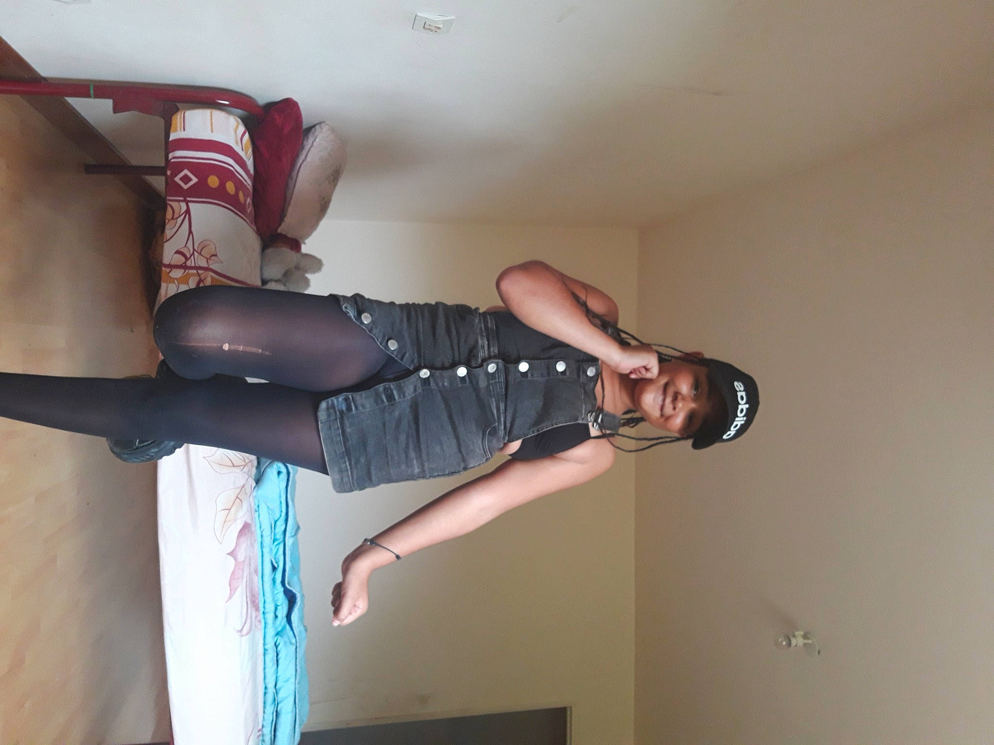 Lydia a rejoint le concours — aidez-le/la à gagner de superbes lots ! headwear, human_leg, joint, joy, knee, leg, person, thigh