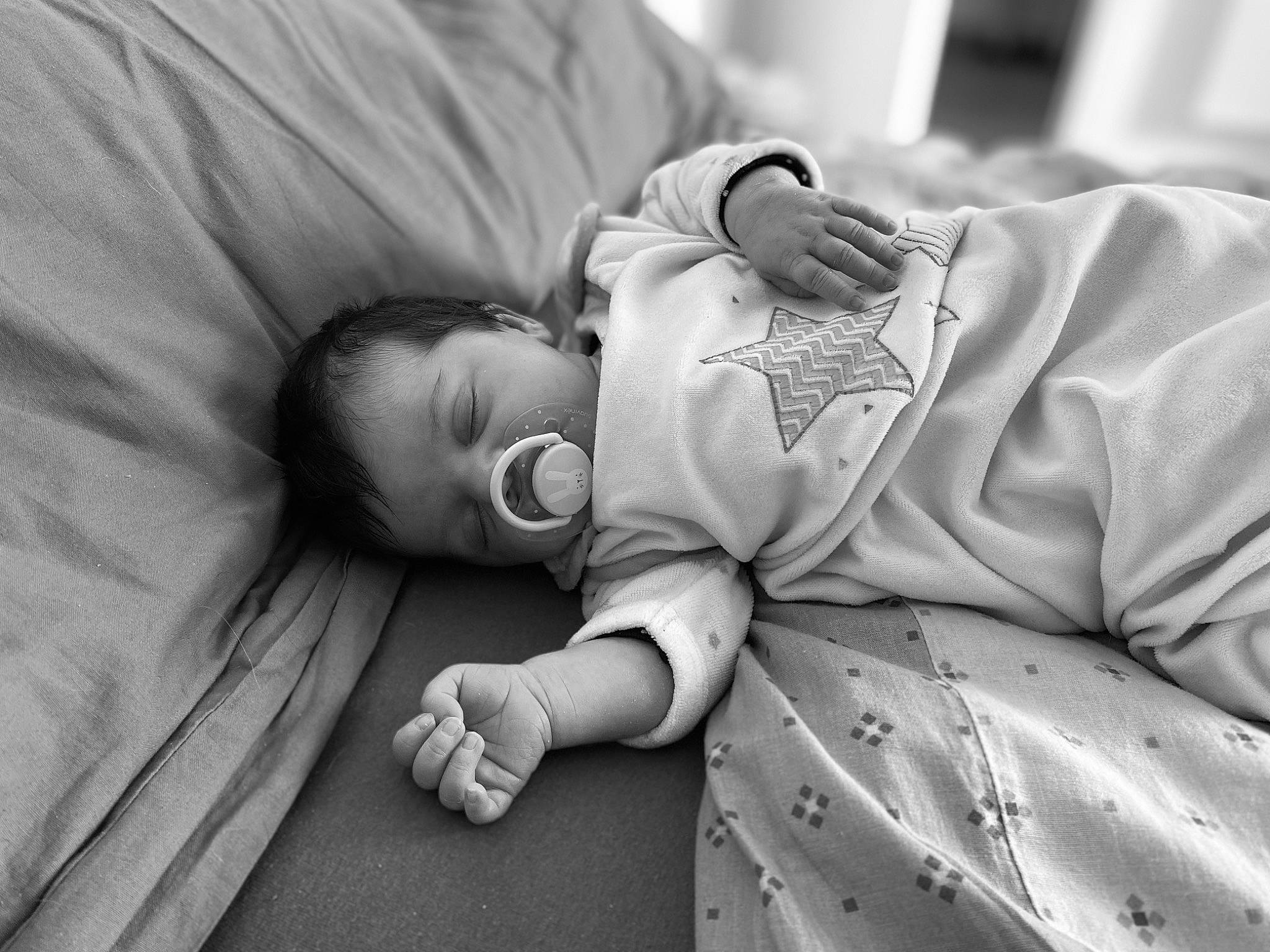 Thalia participe au concours pour gagner de l'argent avec cette photo : baby, baby_toddler_clothing, bedding, bedtime, black_and_white, child, comfort, grey, human, linens, monochrome, monochrome_photography, nap, person, room, sitting, skin, sleep, stock_photography, textile