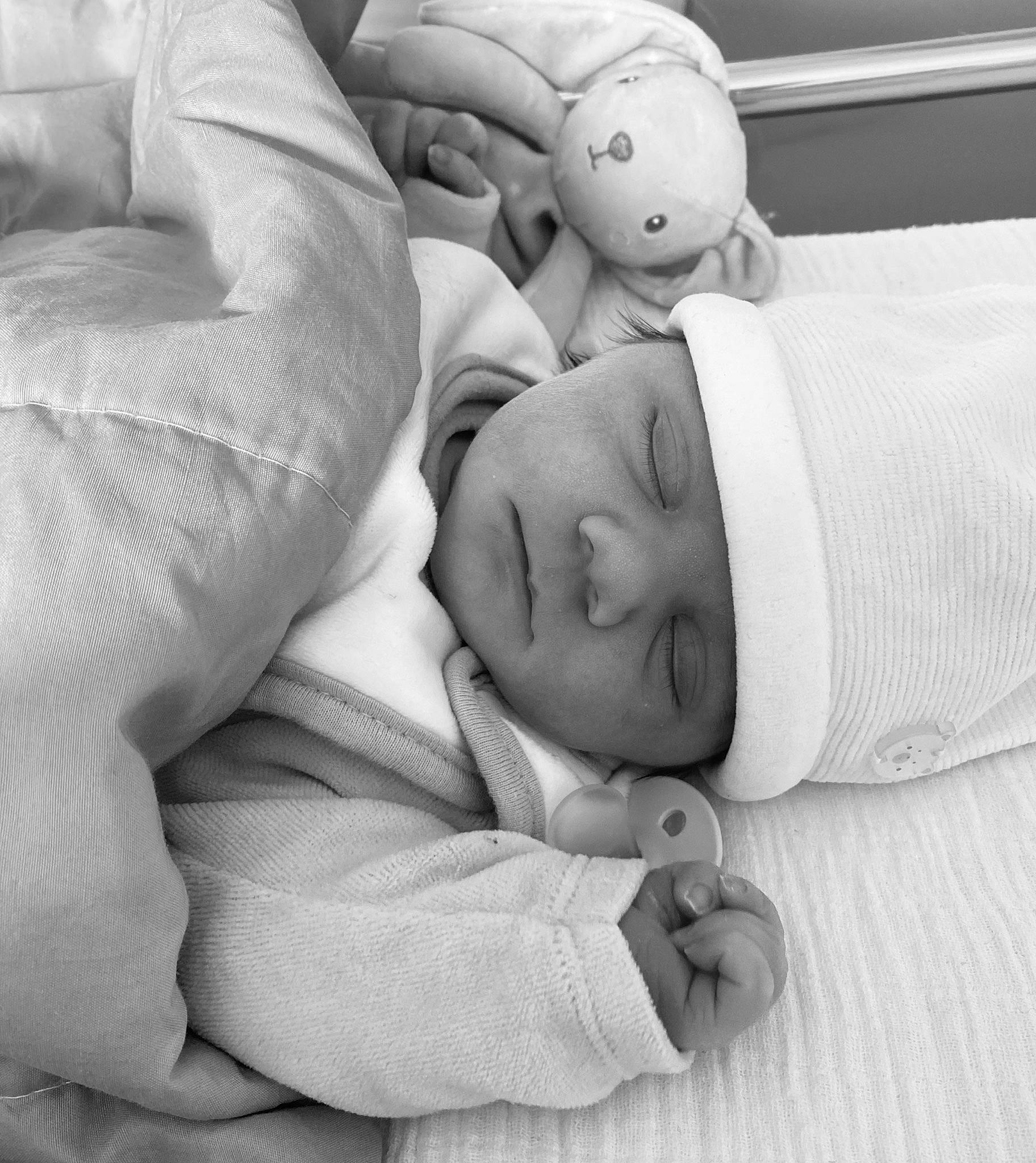 Thalia a rejoint le concours — aidez-le/la à gagner de superbes lots ! baby, baby_products, baby_sleeping, bed, bedding, bedtime, child, comfort, gesture, grey, happy, headwear, linens, mammal, monochrome, monochrome_photography, nap, person, room, textile