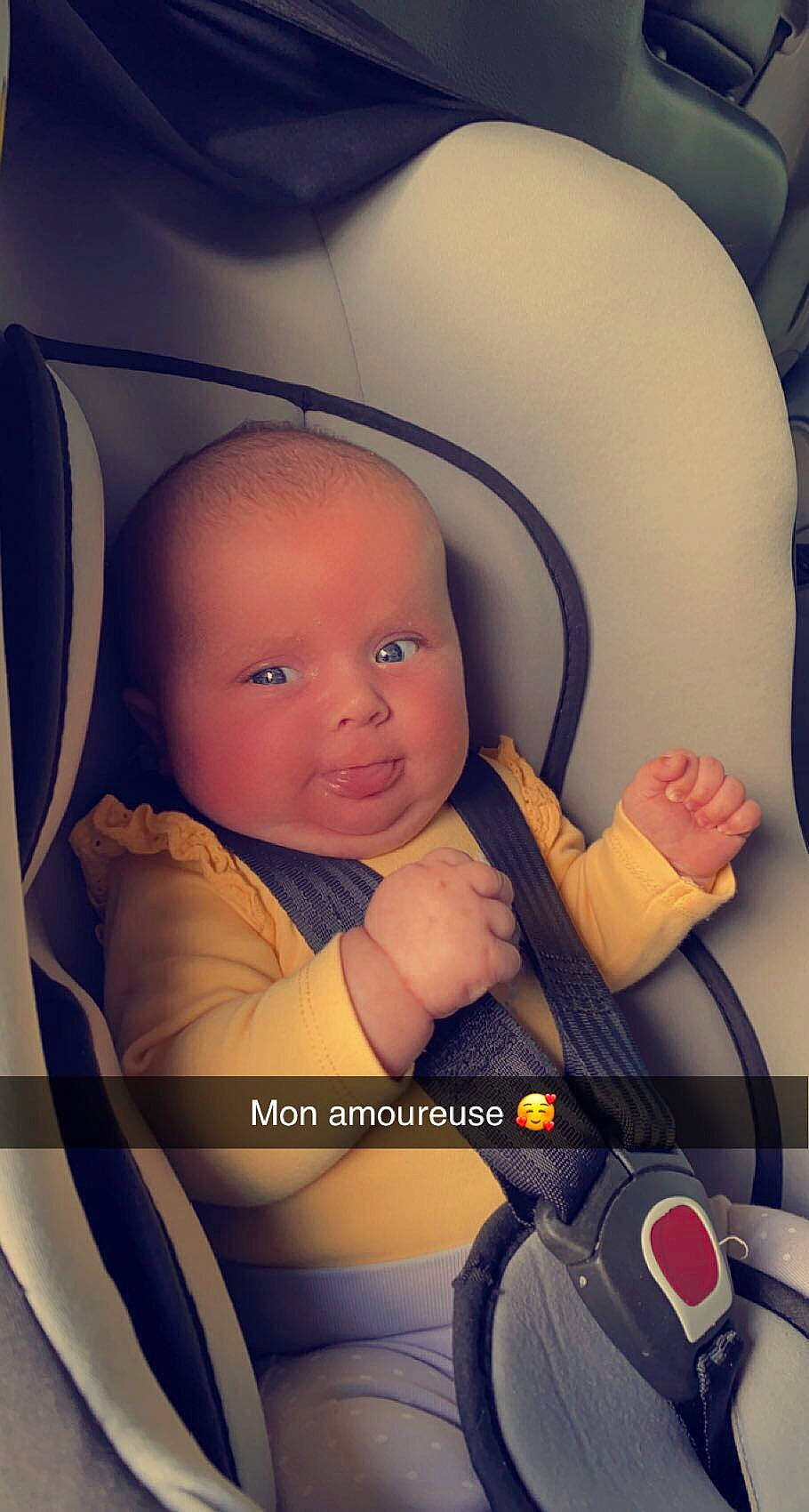 Lina a rejoint le concours — aidez-le/la à gagner de superbes lots ! arm, automotive_design, baby, baby_carriage, car_seat, cheek, chin, comfort, cool, eyebrow, finger, flash_photography, fun, hand, happy, mouth, nose, organ, person, skin