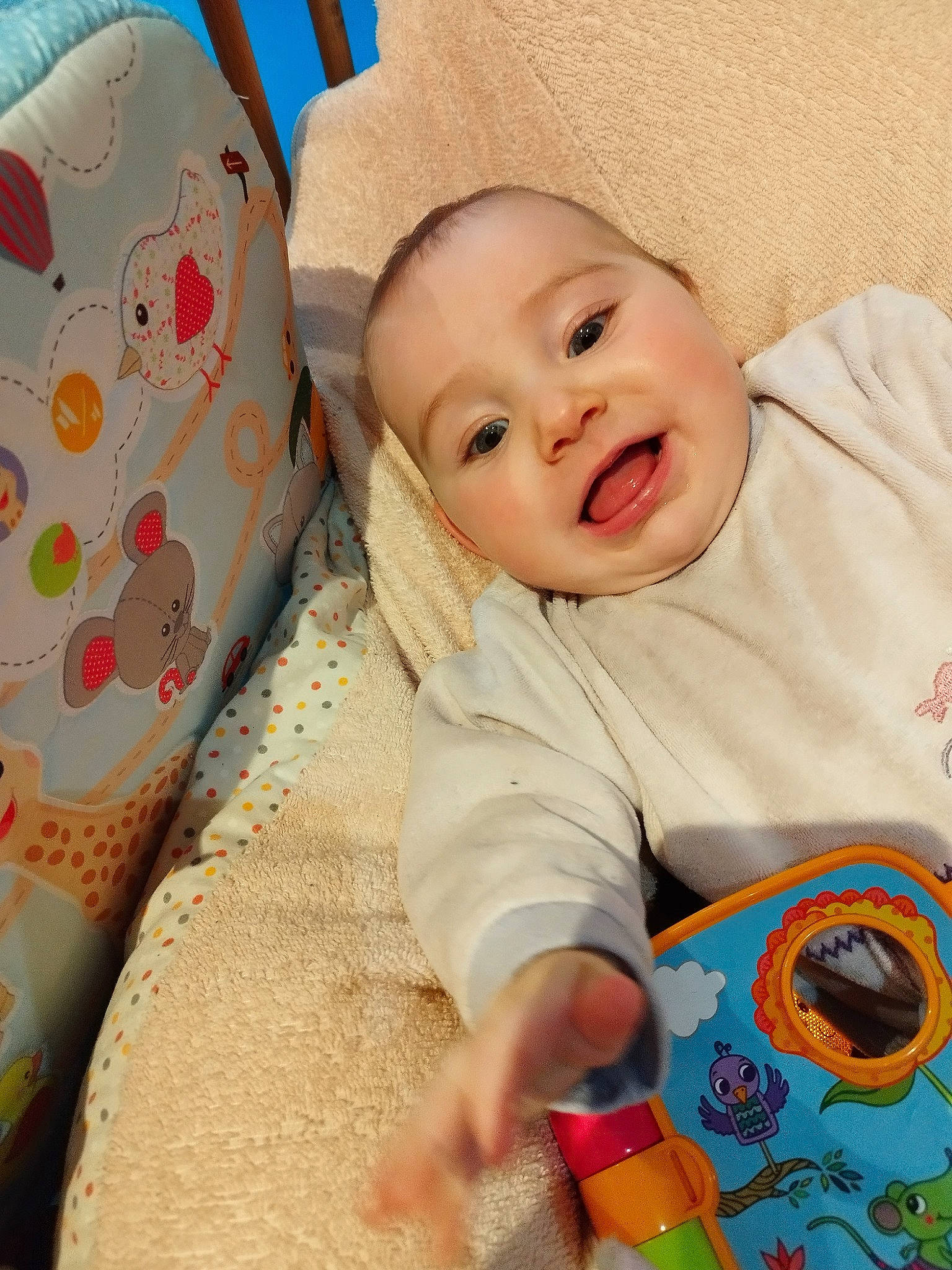 Cirilla participe au concours pour gagner de l'argent avec cette photo : baby, baby_playing_with_toys, baby_products, baby_safety, baby_sleeping, baby_toddler_clothing, cheek, child, comfort, face, happy, linens, pattern, person, product, skin, sleeve, smile, t_shirt, textile