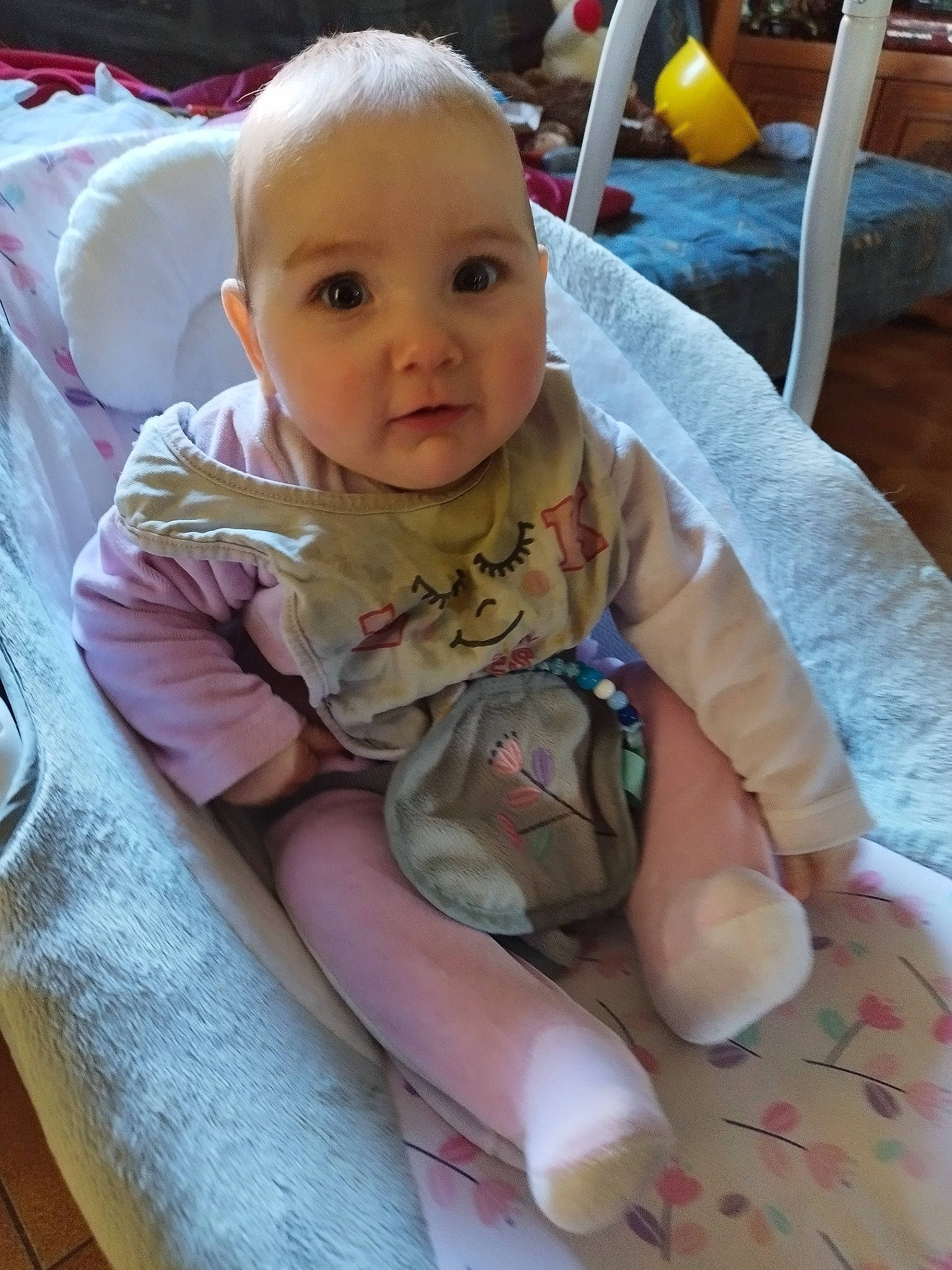 Cirilla a rejoint le concours — aidez-le/la à gagner de superbes lots ! baby, baby_products, baby_toddler_clothing, cheek, child, comfort, flooring, fun, hairstyle, human_body, iris, knee, linens, mouth, nose, person, sitting, skin, sleeve, smile